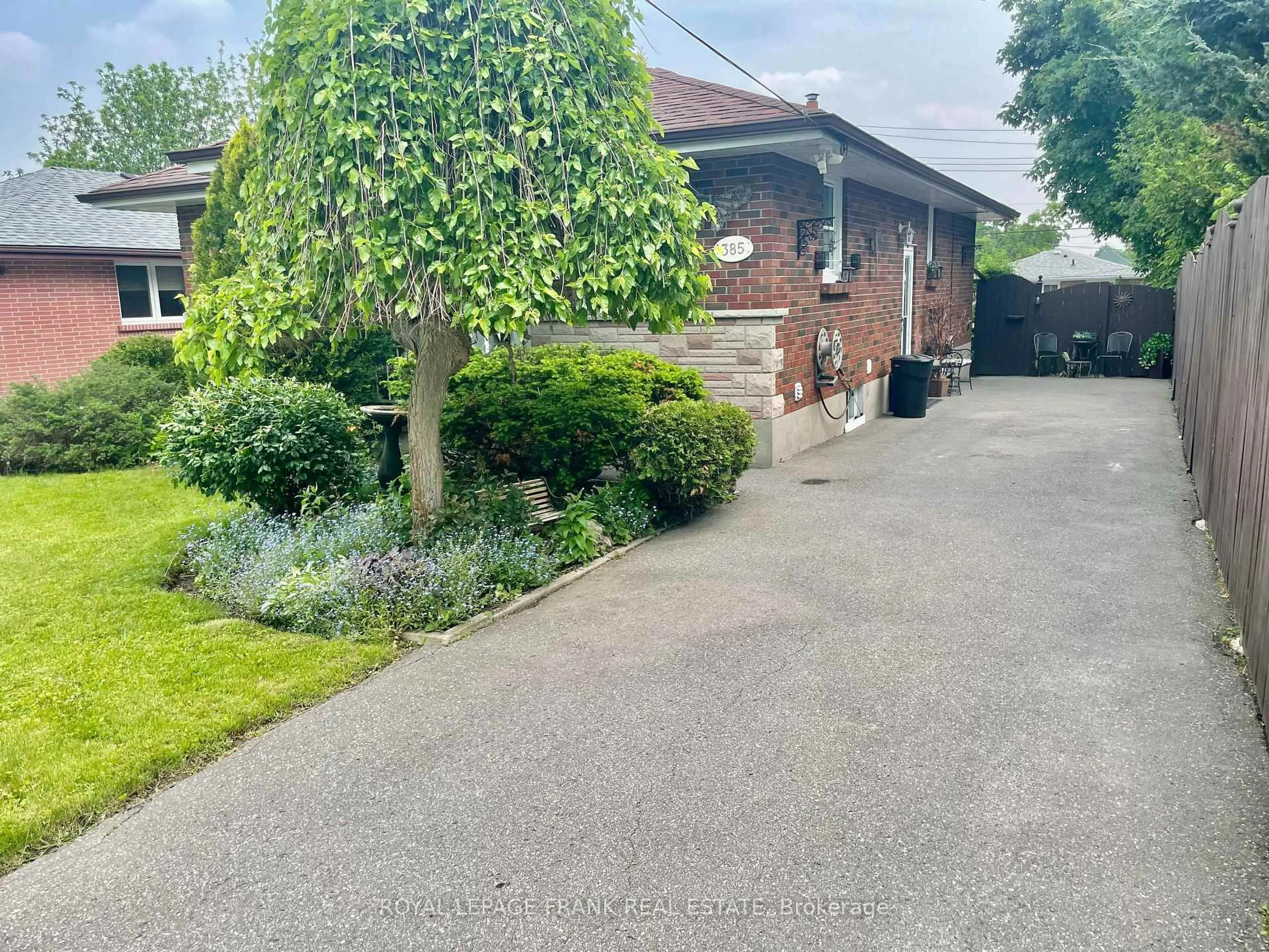 A pic from outside/outdoor area/front of a property/back of a property/a pic from drone, street for 385 Bellevue St, Peterborough North Ontario K9H 5G3