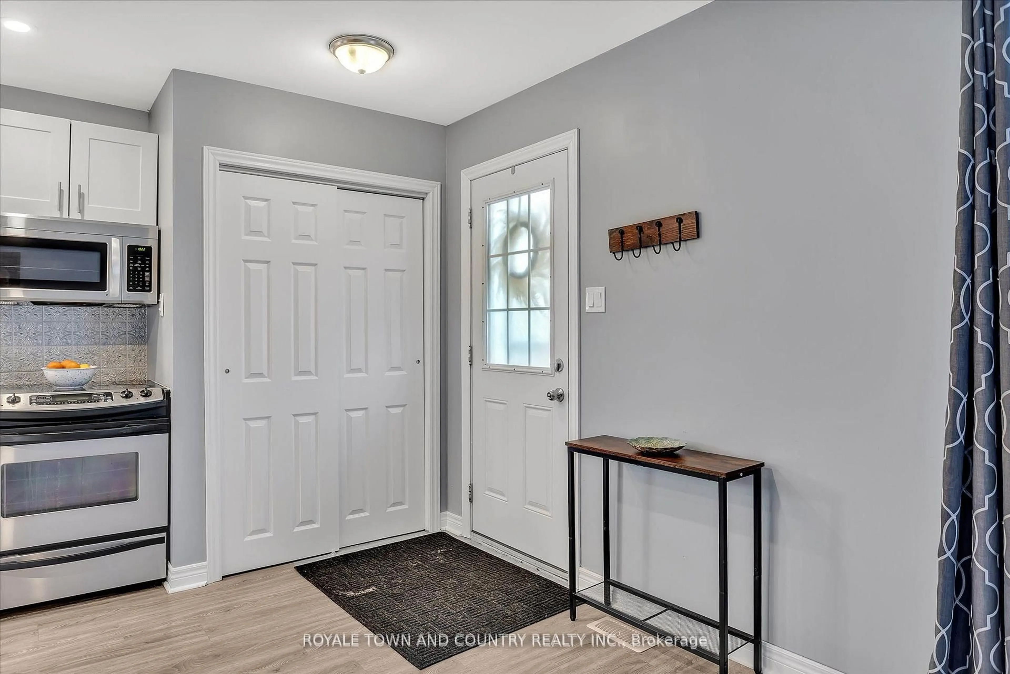 Indoor entryway for 82 Orchard Park Rd, Kawartha Lakes Ontario K9V 4V9