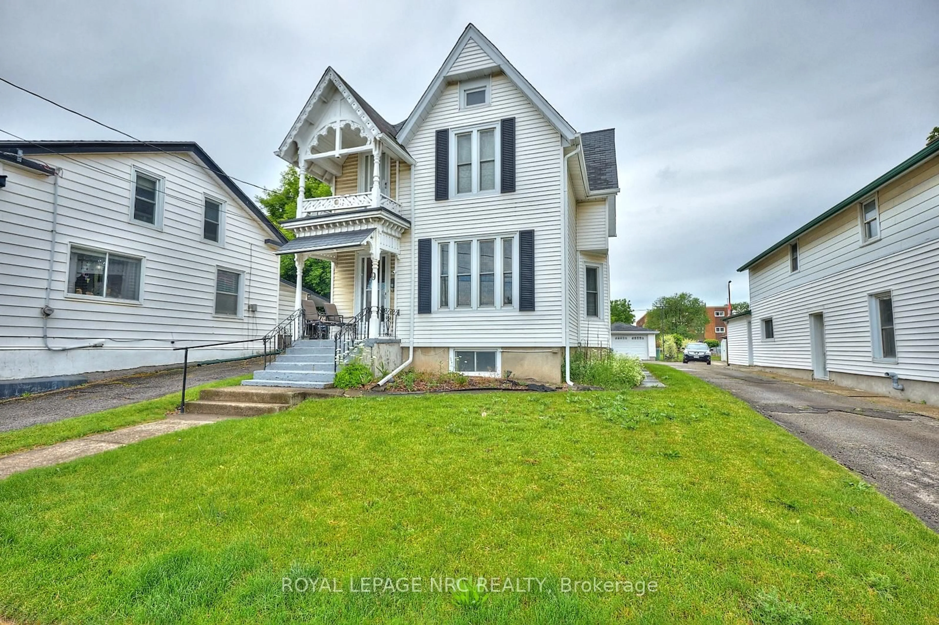 A pic from outside/outdoor area/front of a property/back of a property/a pic from drone, street for 9 Pine St, Thorold Ontario L2V 3L1
