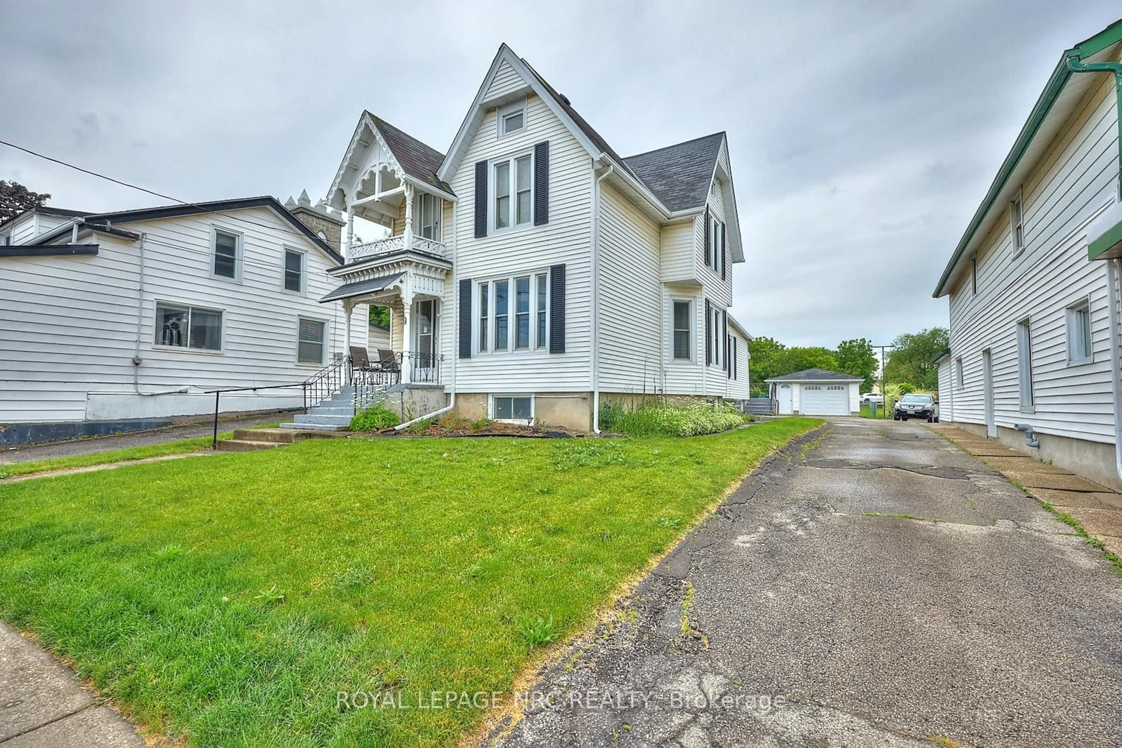 A pic from outside/outdoor area/front of a property/back of a property/a pic from drone, street for 9 Pine St, Thorold Ontario L2V 3L1