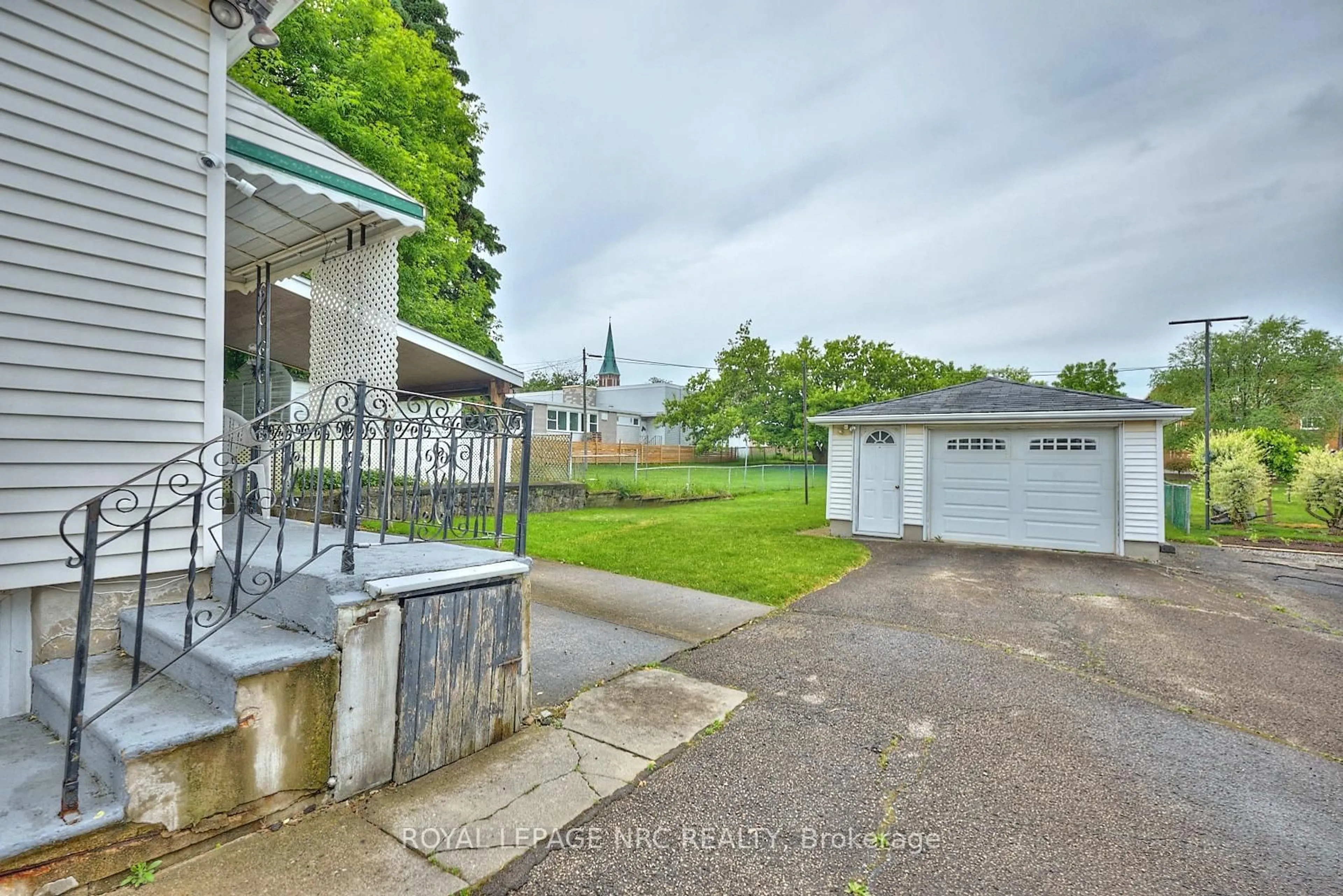 A pic from outside/outdoor area/front of a property/back of a property/a pic from drone, unknown for 9 Pine St, Thorold Ontario L2V 3L1