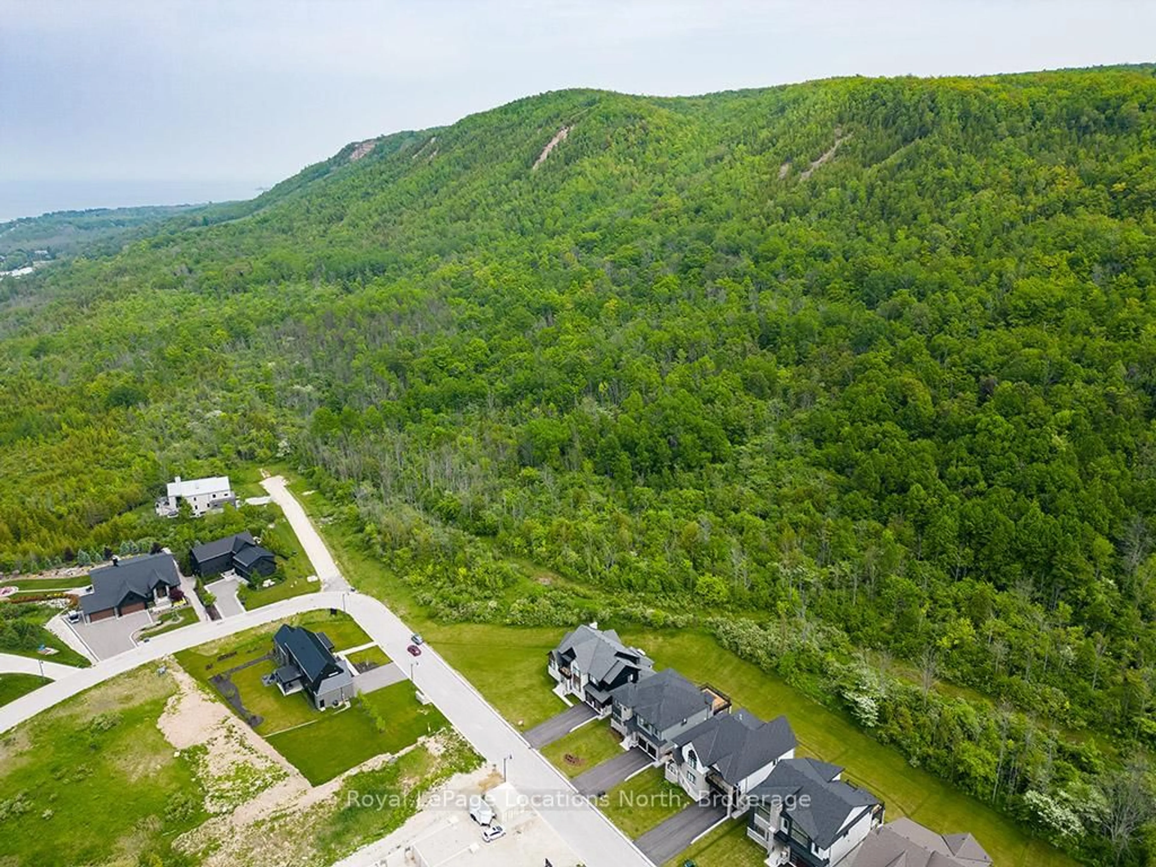 A pic from outside/outdoor area/front of a property/back of a property/a pic from drone, mountain view for 130 Dorothy Dr, Blue Mountains Ontario N0H 1J0