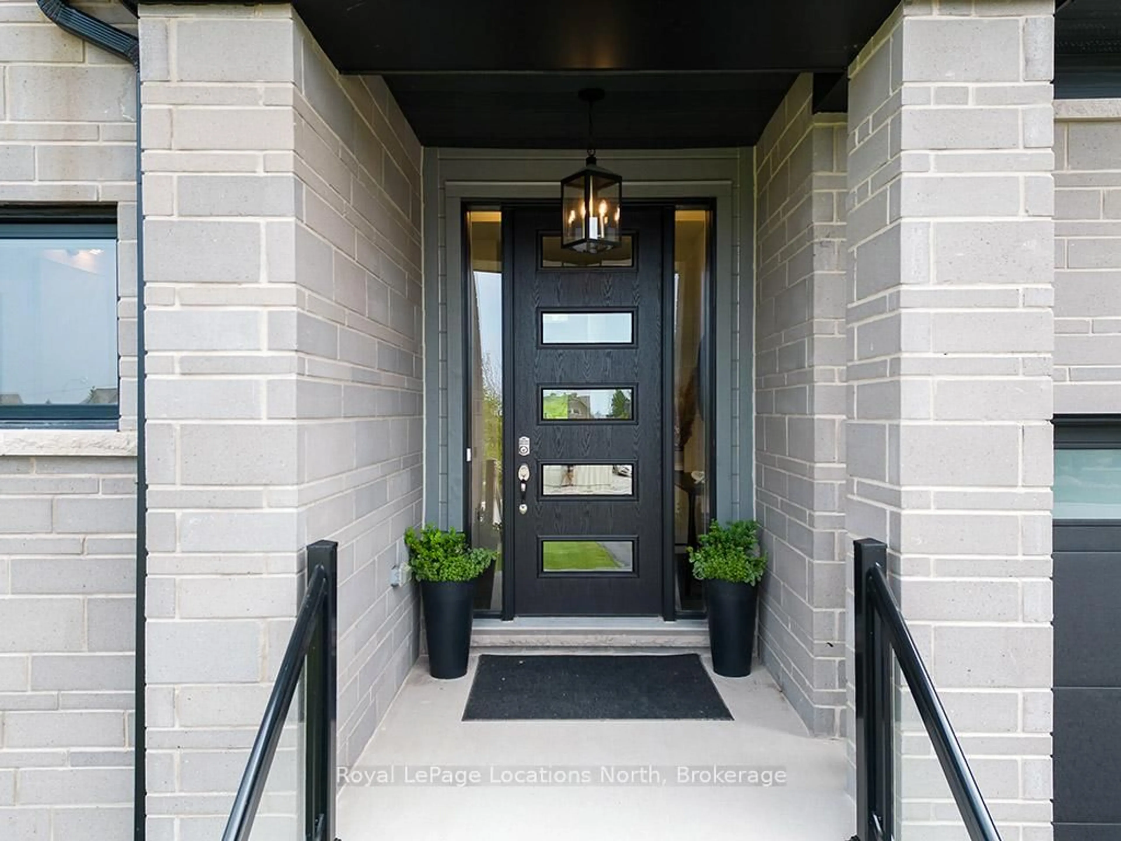 Indoor entryway for 130 Dorothy Dr, Blue Mountains Ontario N0H 1J0