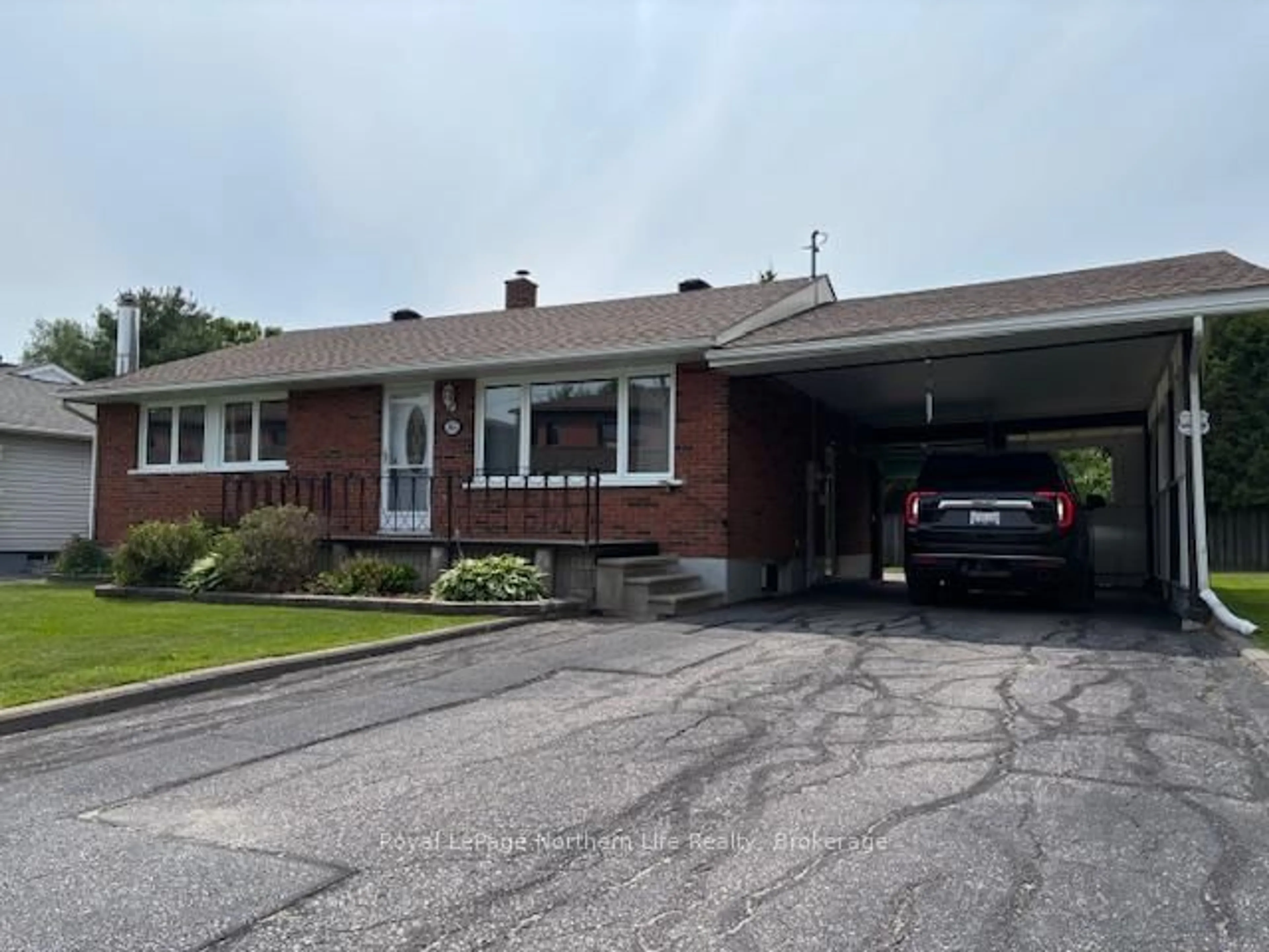 Home with brick exterior material, street for 865 Clarence St, North Bay Ontario P1B 3W1