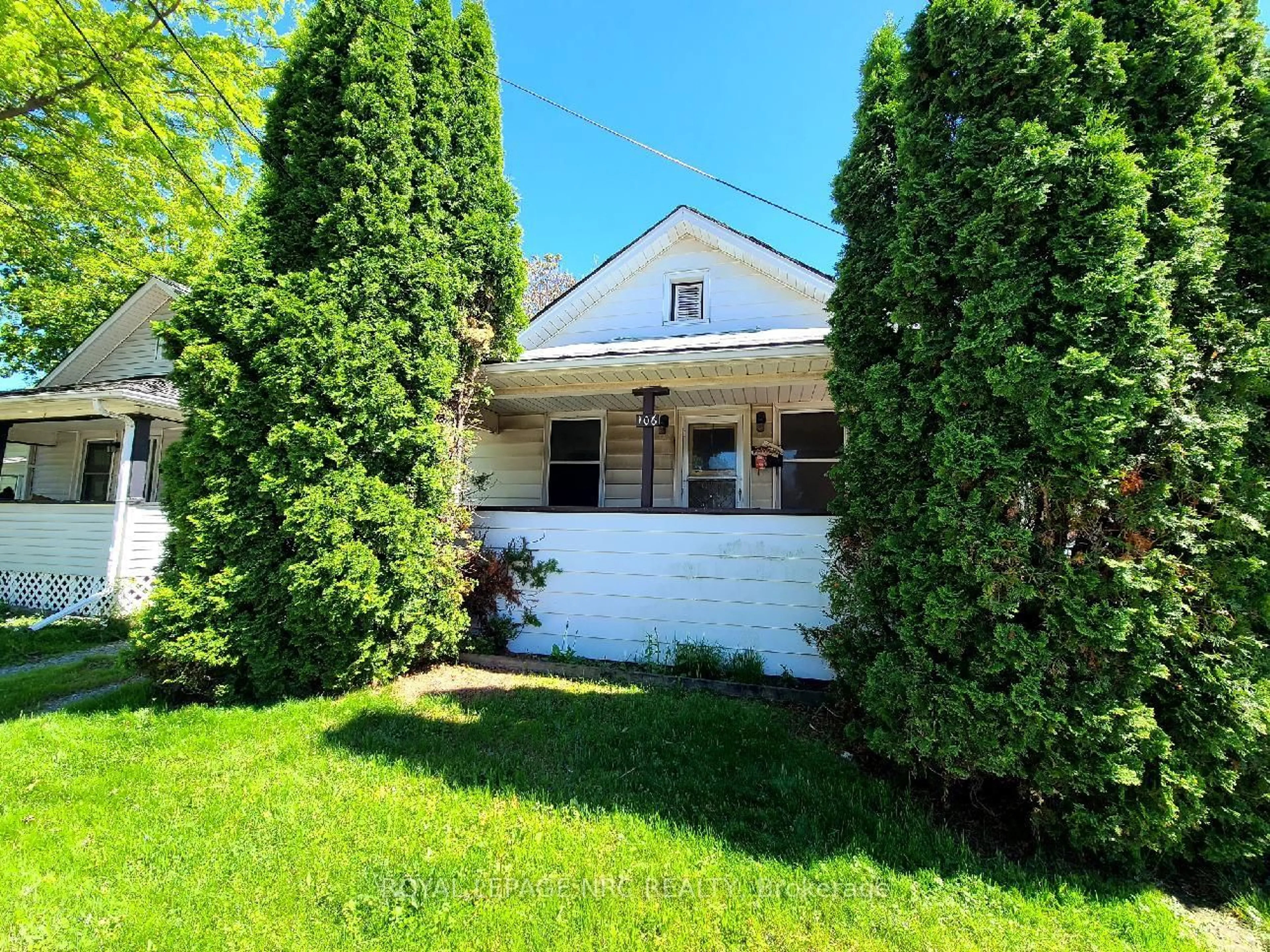 A pic from outside/outdoor area/front of a property/back of a property/a pic from drone, unknown for 106 Carlton St, St. Catharines Ontario L2R 1R3