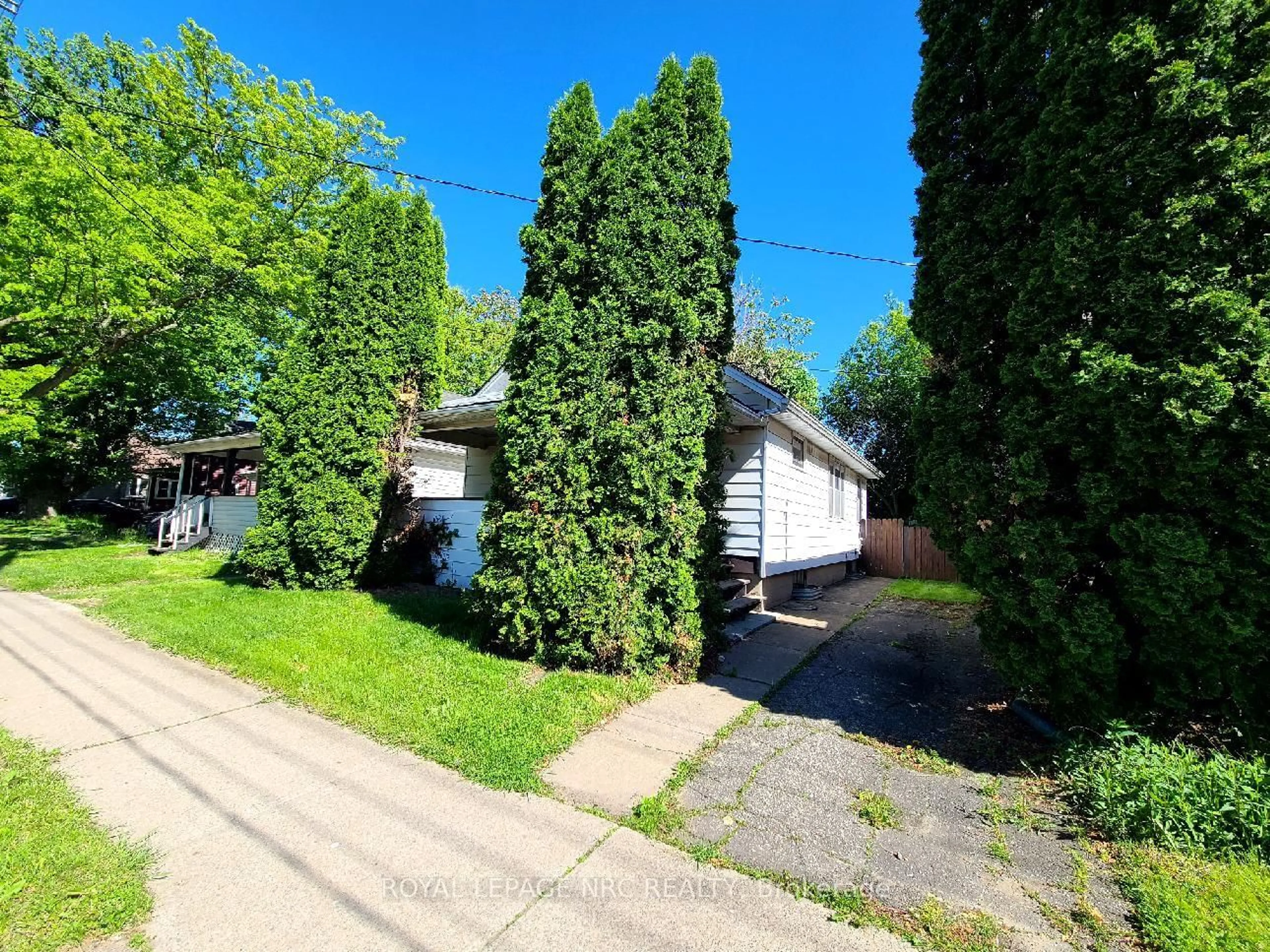 A pic from outside/outdoor area/front of a property/back of a property/a pic from drone, street for 106 Carlton St, St. Catharines Ontario L2R 1R3