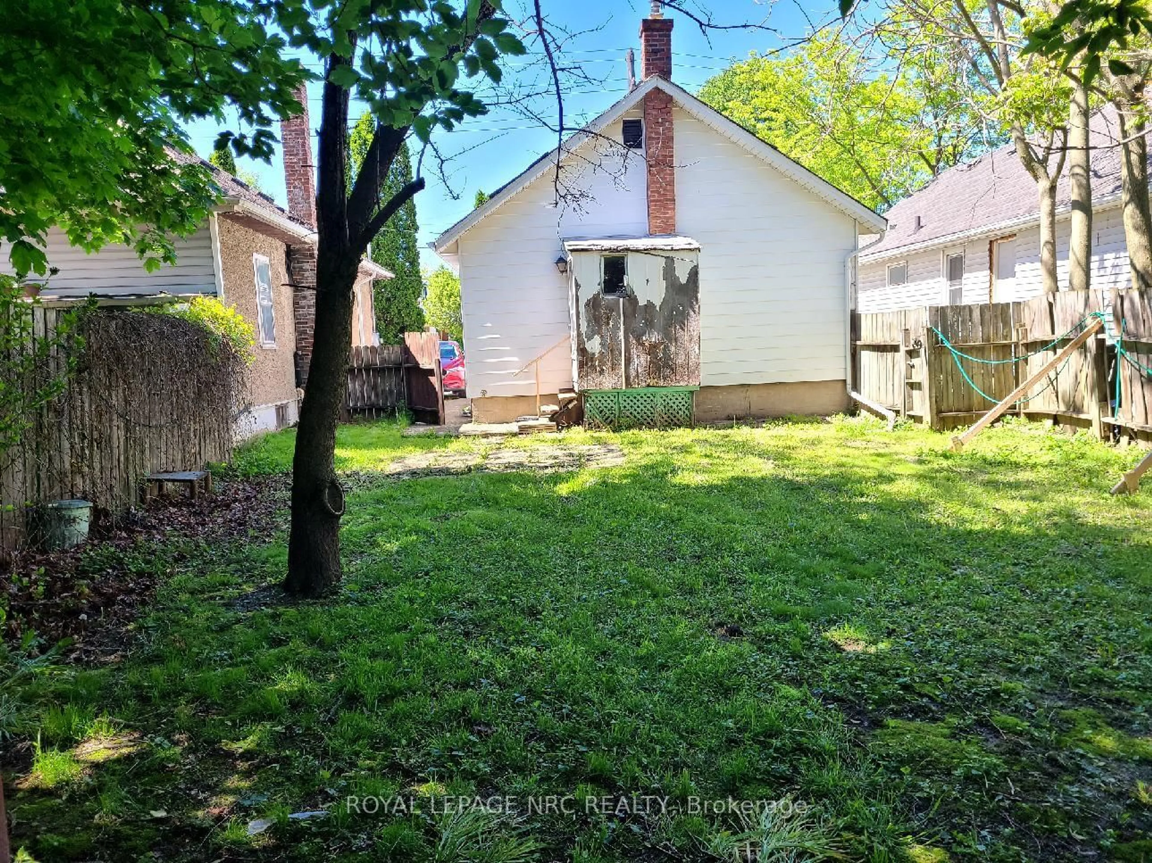 A pic from outside/outdoor area/front of a property/back of a property/a pic from drone, street for 106 Carlton St, St. Catharines Ontario L2R 1R3