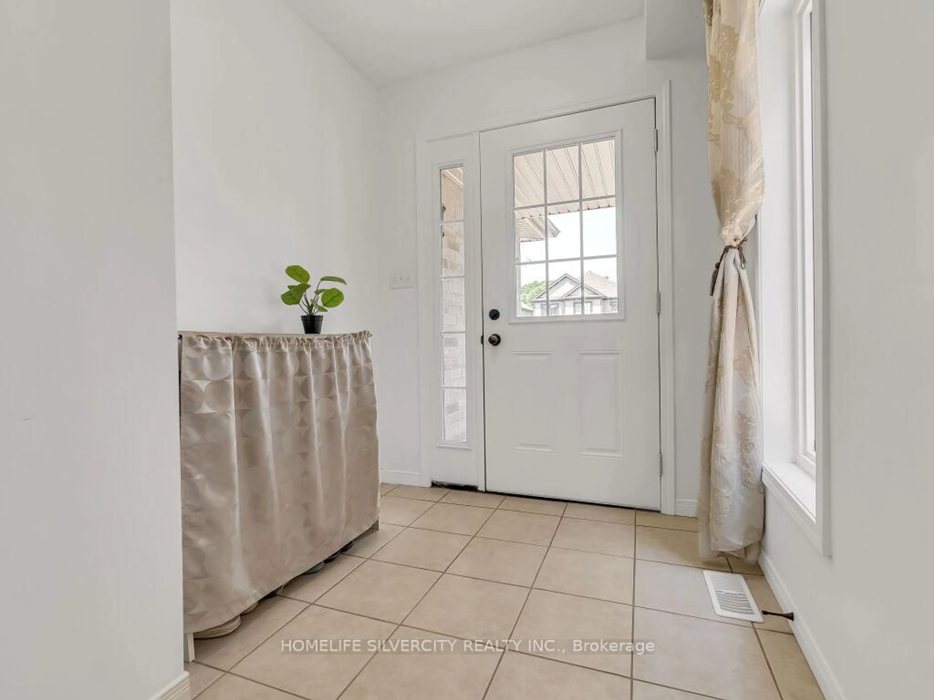 Indoor entryway for 434 Woodbine Ave, Kitchener Ontario N2R 0A6