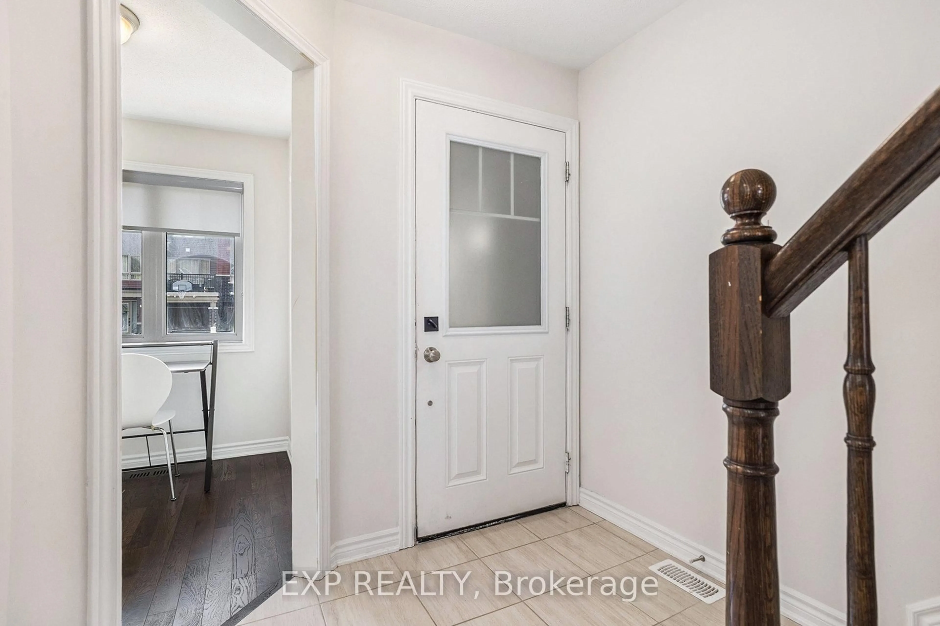 Indoor entryway for 552 Roundleaf Way, Ottawa Ontario K2V 0K3
