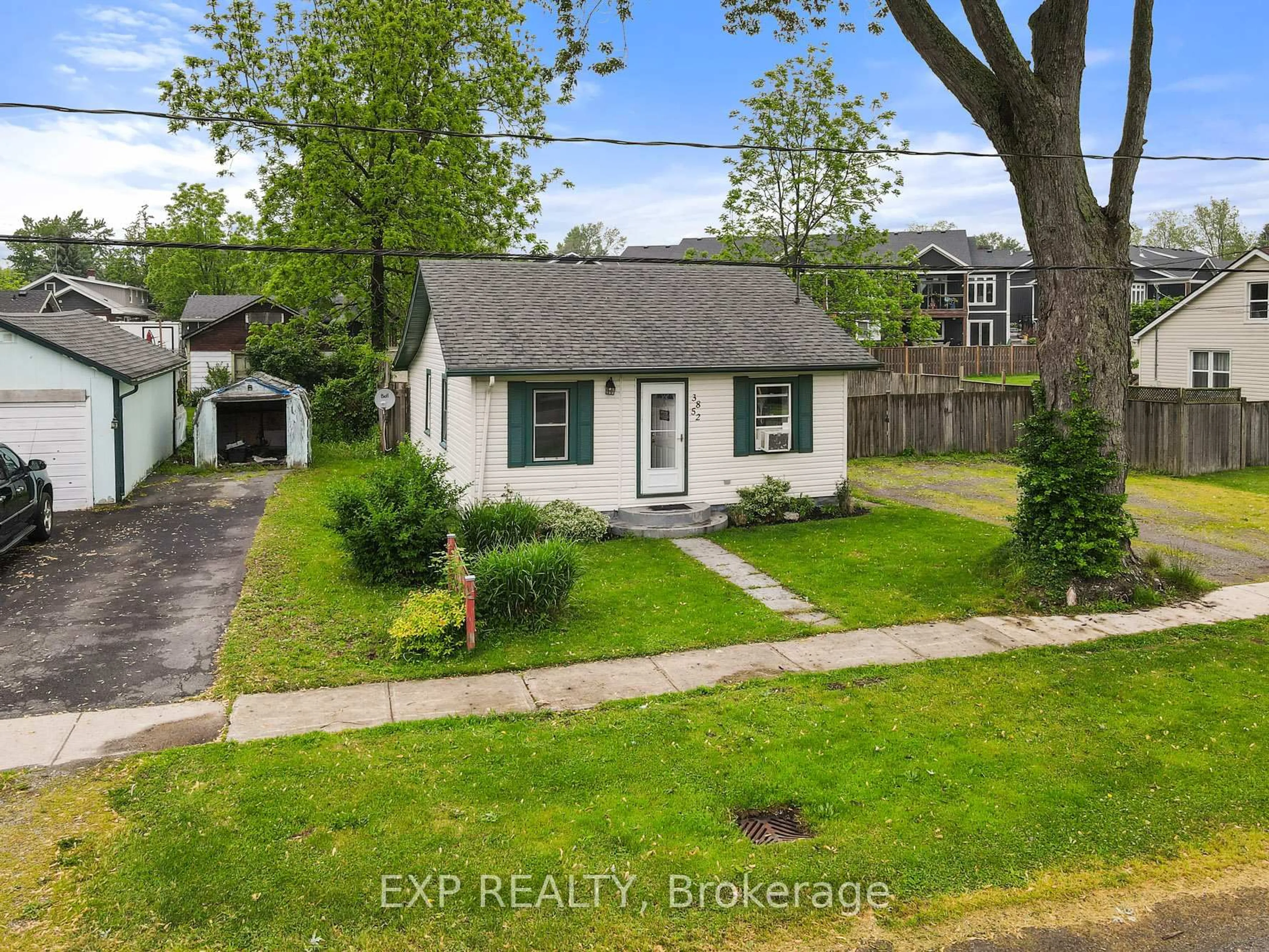 A pic from outside/outdoor area/front of a property/back of a property/a pic from drone, street for 3852 Brunswick Ave, Fort Erie Ontario L0S 1B0
