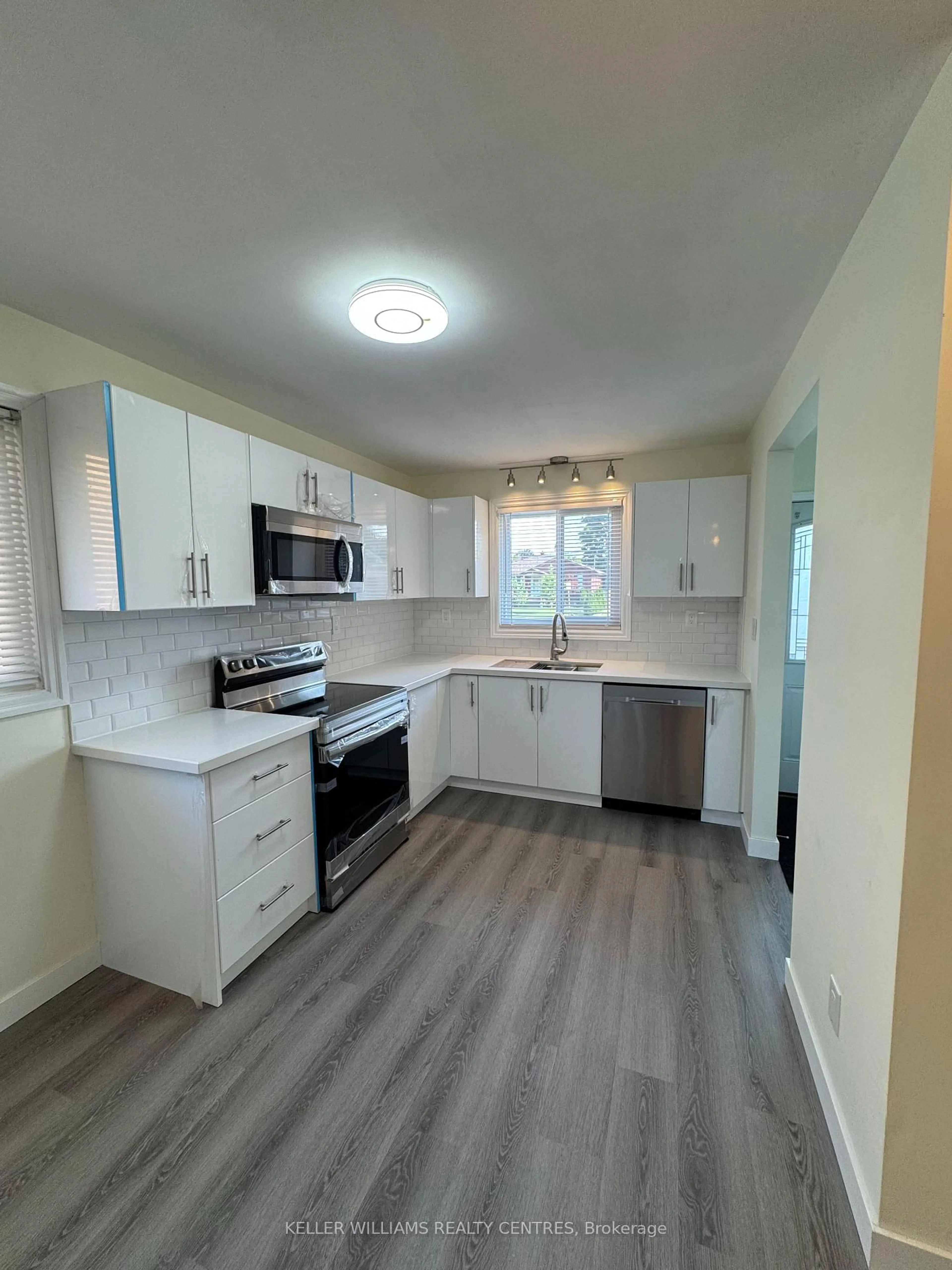 Open concept kitchen, unknown for 6131 Valley Way, Niagara Falls Ontario L2E 1X9