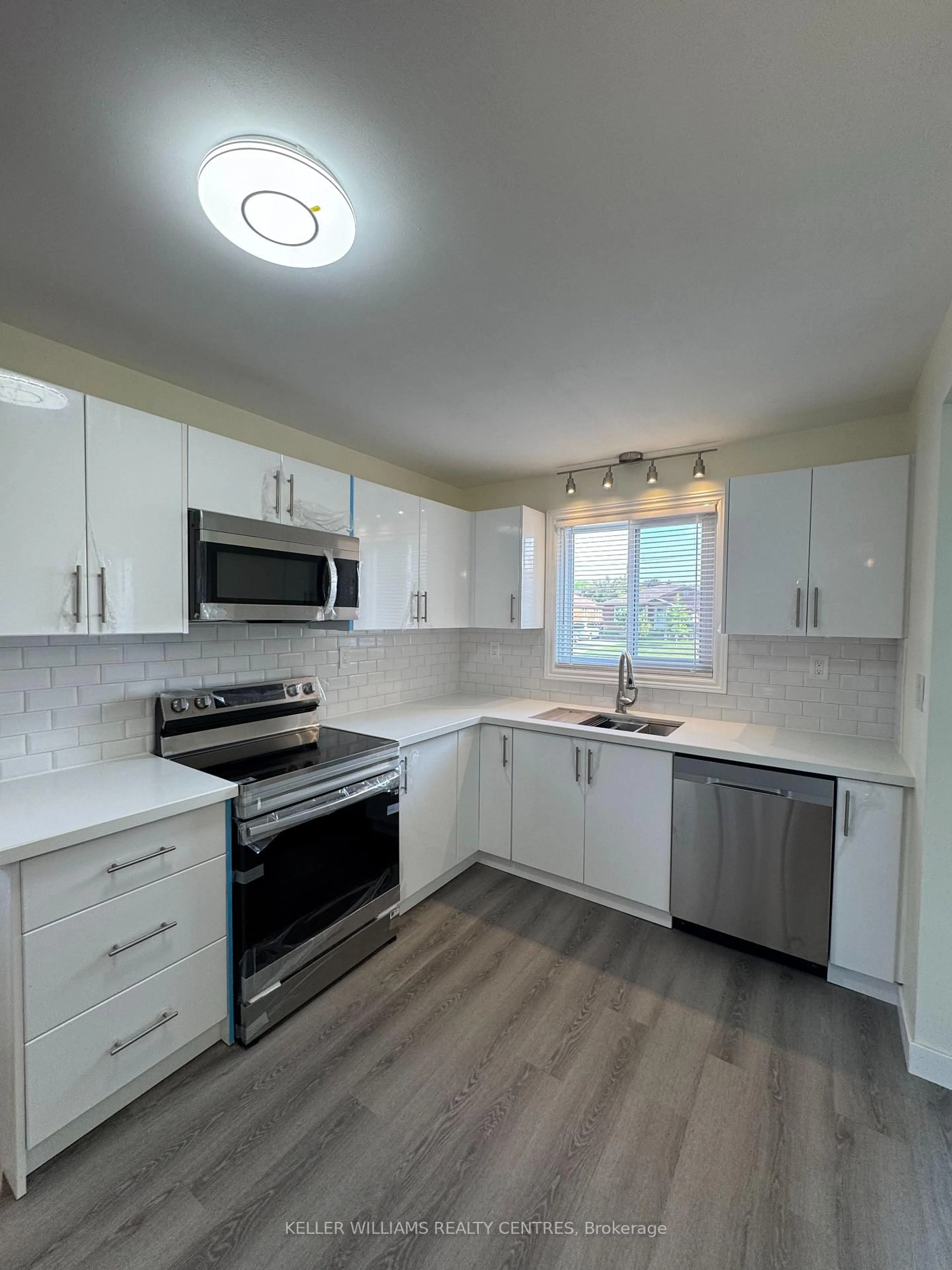 Standard kitchen, unknown for 6131 Valley Way, Niagara Falls Ontario L2E 1X9
