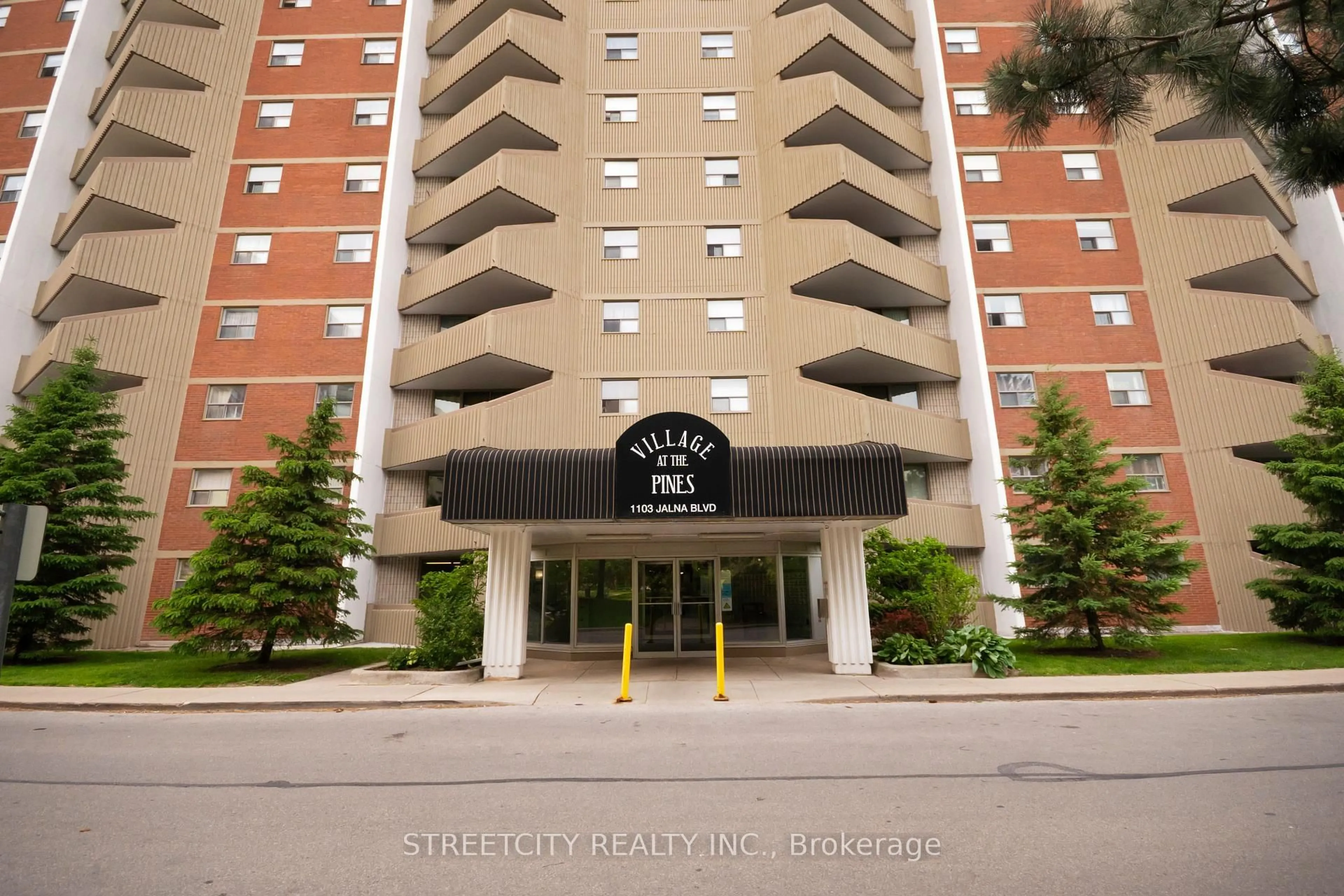 Indoor foyer for 1103 Jalna Blvd #109, London South Ontario N6E 2W8