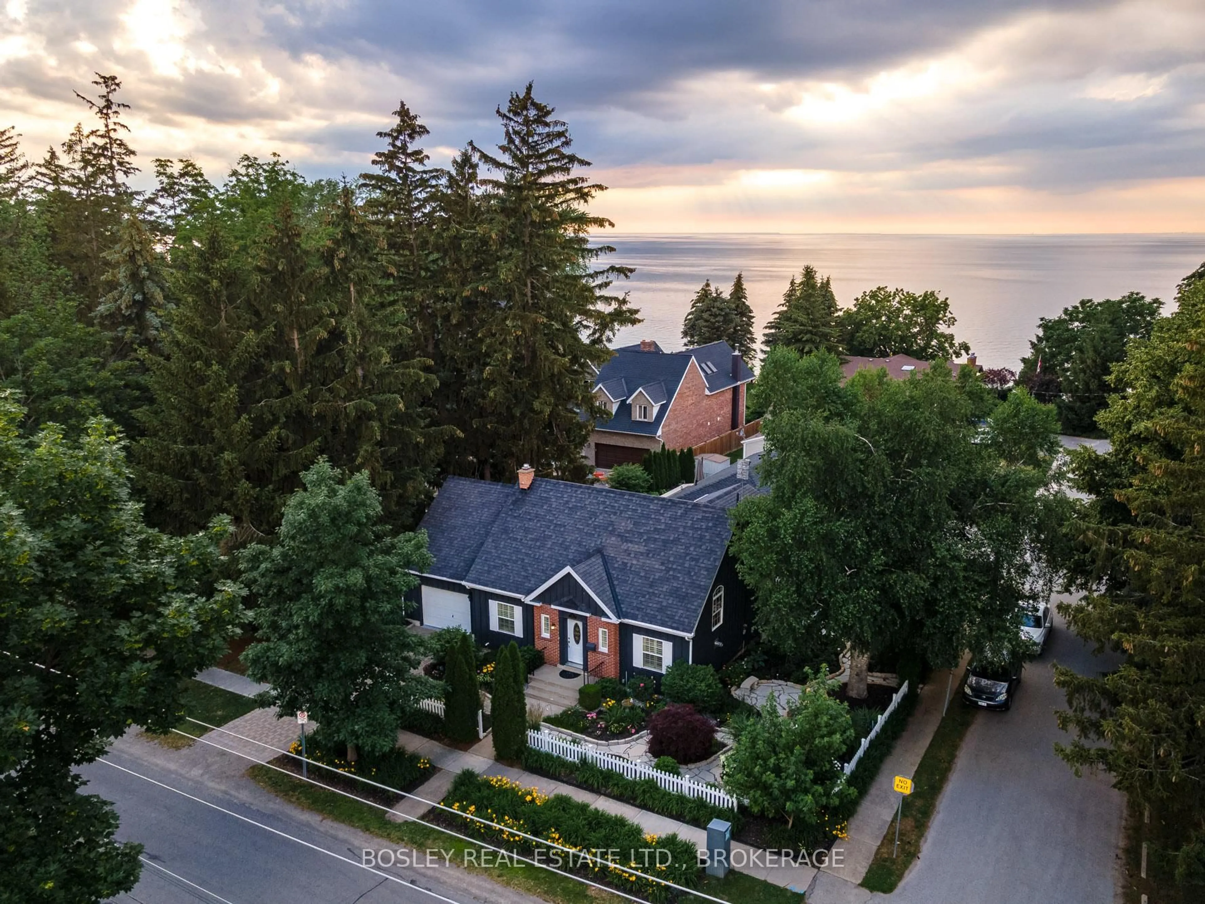 A pic from outside/outdoor area/front of a property/back of a property/a pic from drone, unknown for 62 Dalhousie Ave, St. Catharines Ontario L2N 4W9