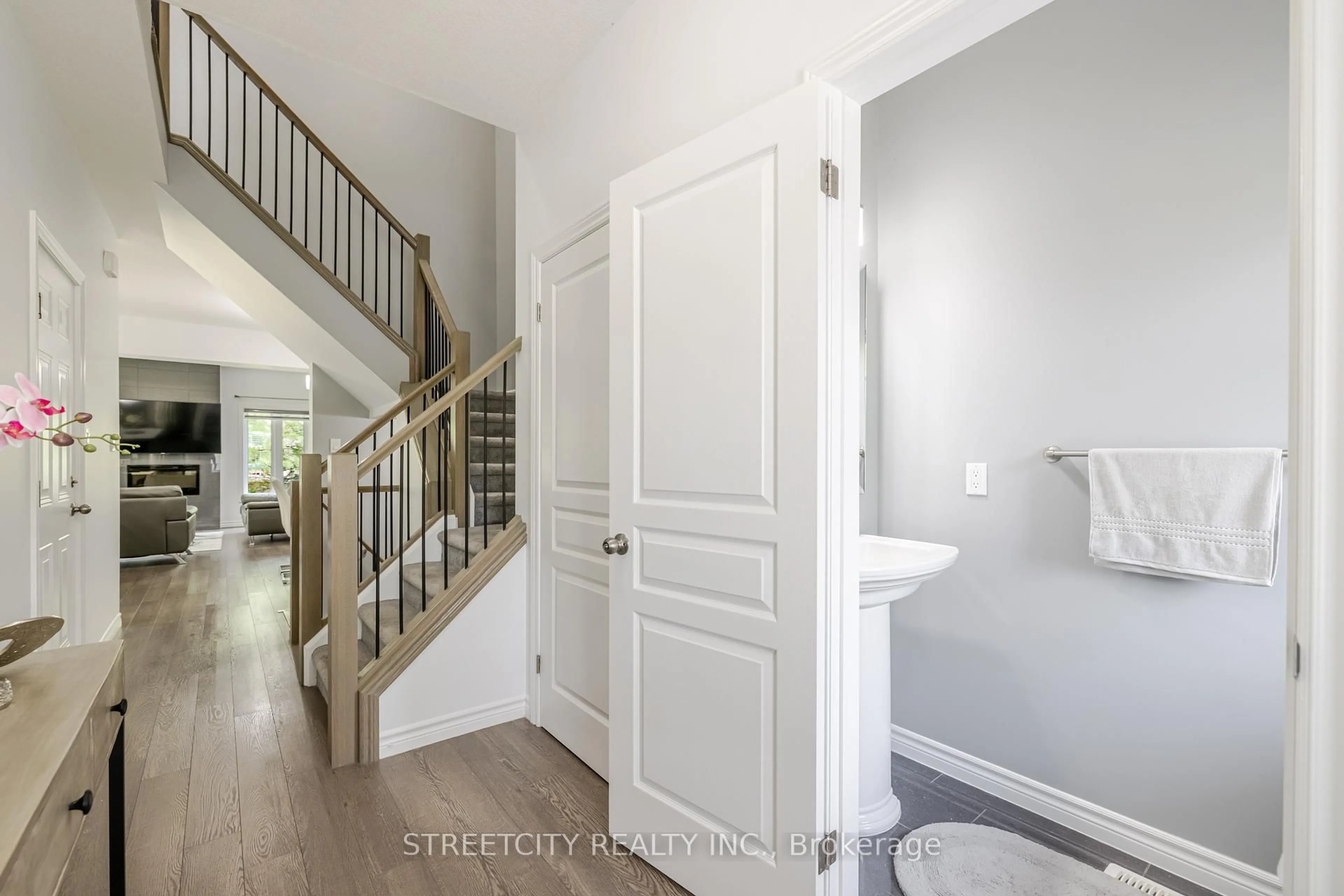 Indoor entryway for 1924 Cedarhollow Blvd #99, London North Ontario N5X 0C3