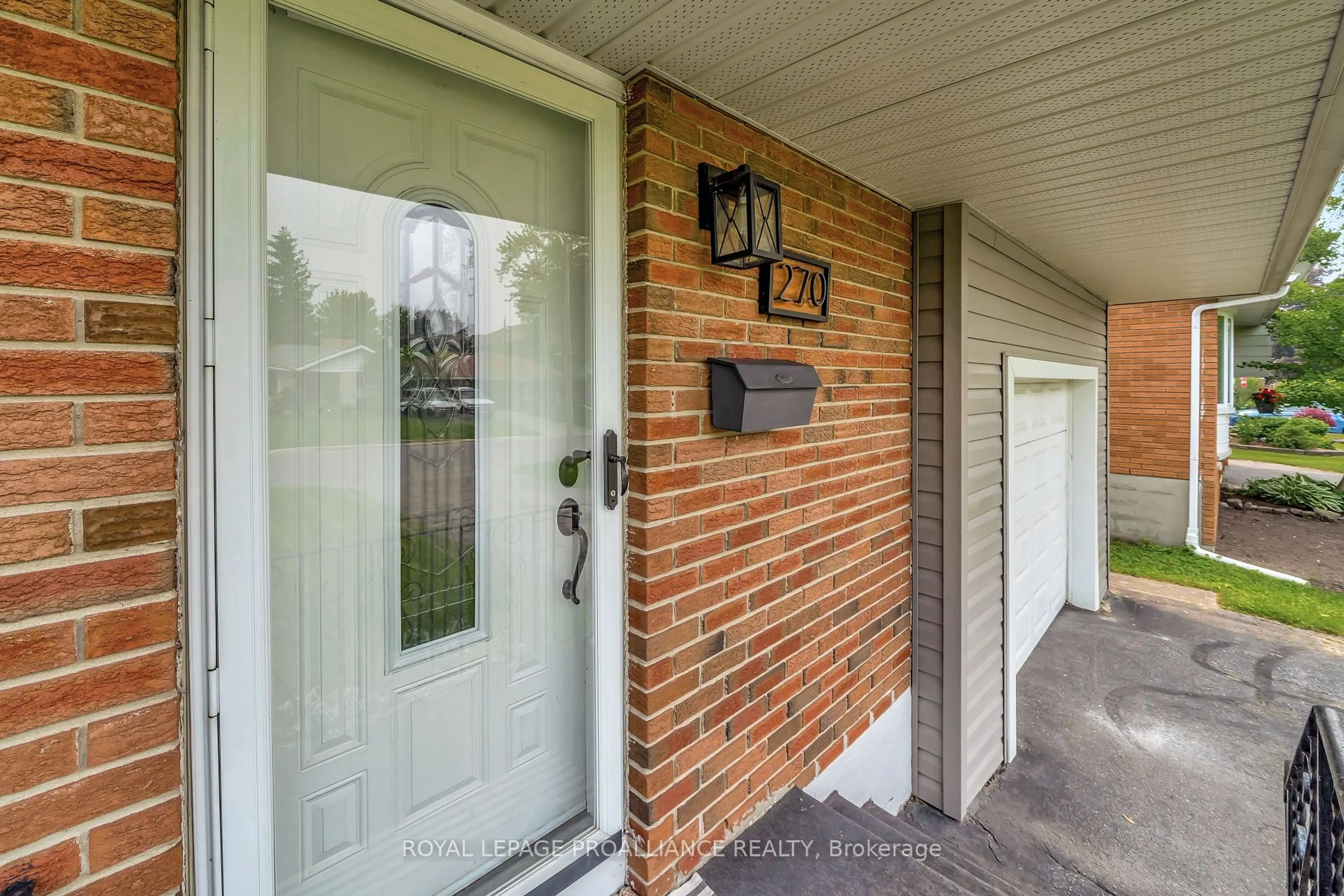 Indoor entryway for 270 Mcgill St, Quinte West Ontario K8V 3K8