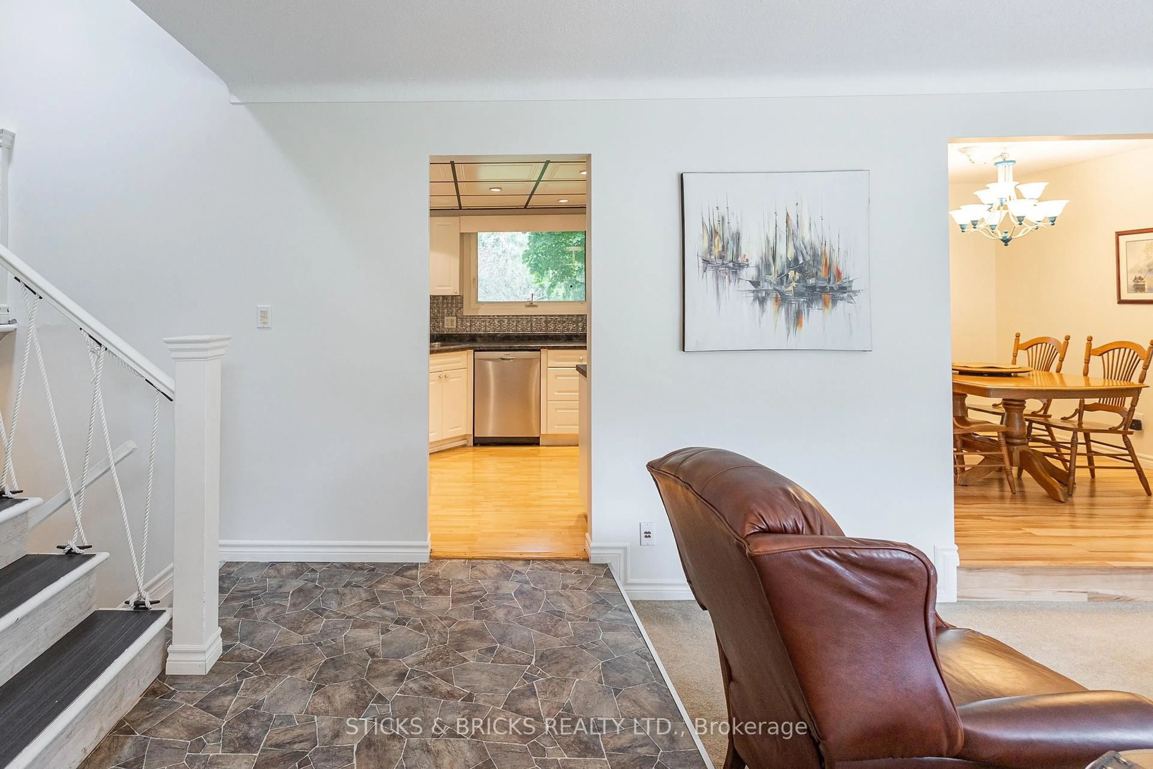 Indoor entryway for 477 Dorchester St, Niagara-on-the-Lake Ontario L0S 1J0