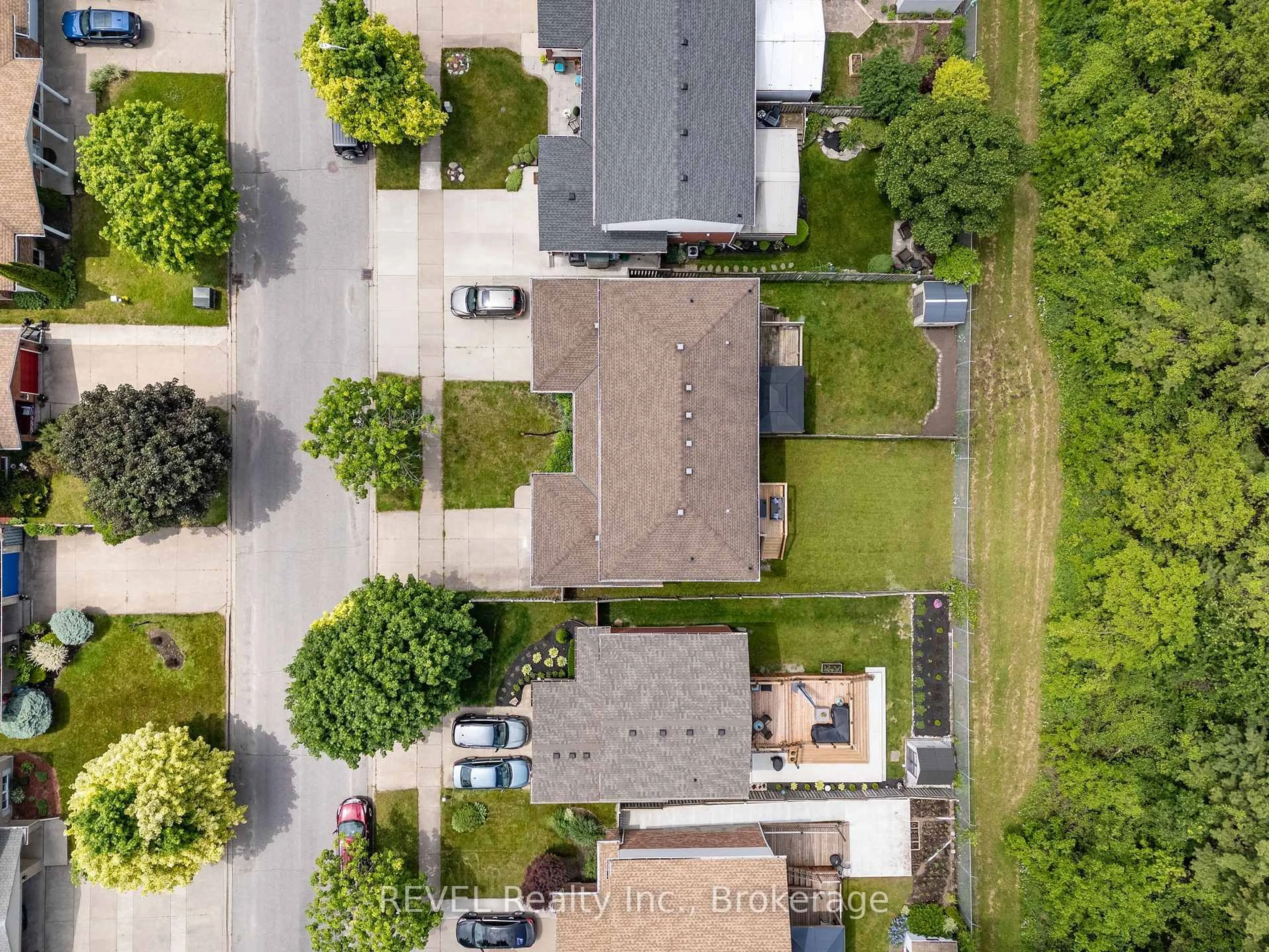 A pic from outside/outdoor area/front of a property/back of a property/a pic from drone, street for 6615 Harper Dr, Niagara Falls Ontario L2E 7H7