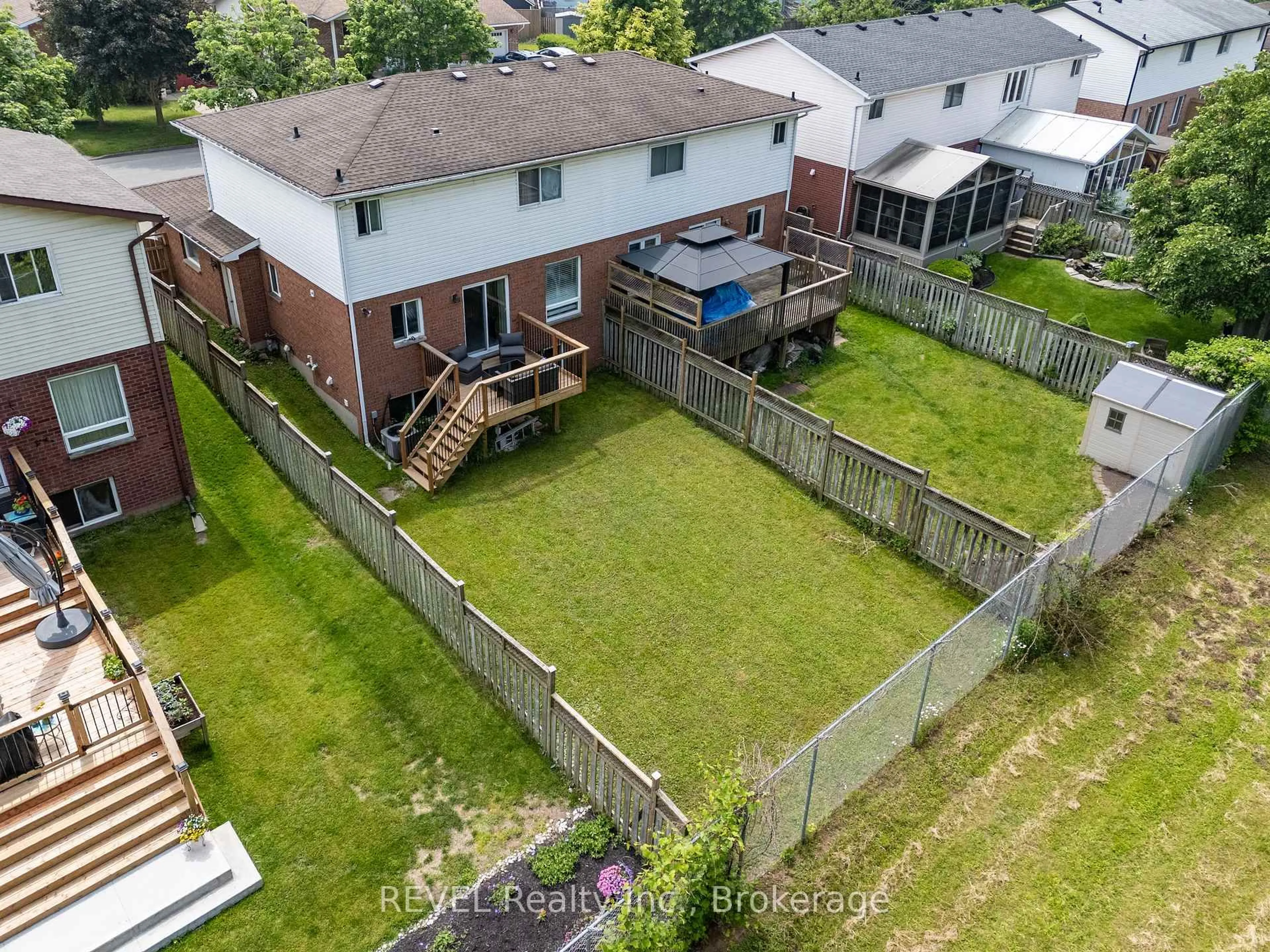 A pic from outside/outdoor area/front of a property/back of a property/a pic from drone, street for 6615 Harper Dr, Niagara Falls Ontario L2E 7H7