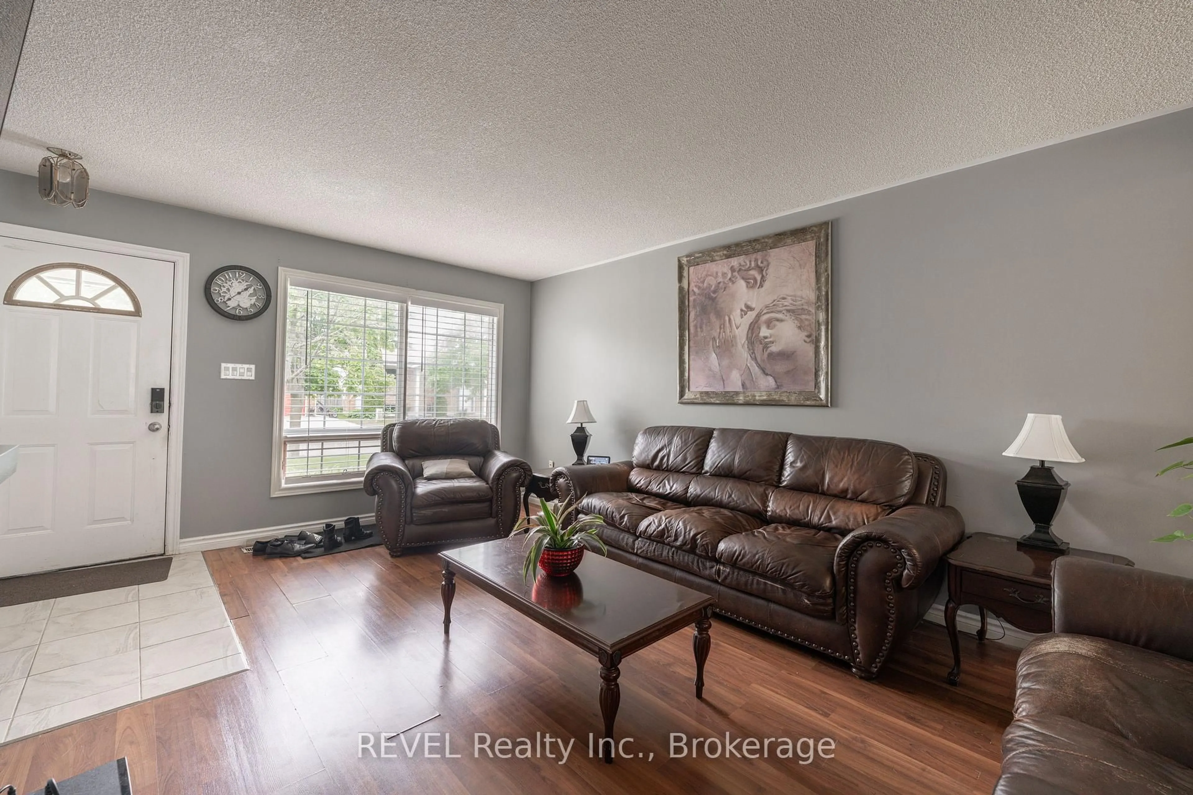 Living room with furniture, wood/laminate floor for 6615 Harper Dr, Niagara Falls Ontario L2E 7H7