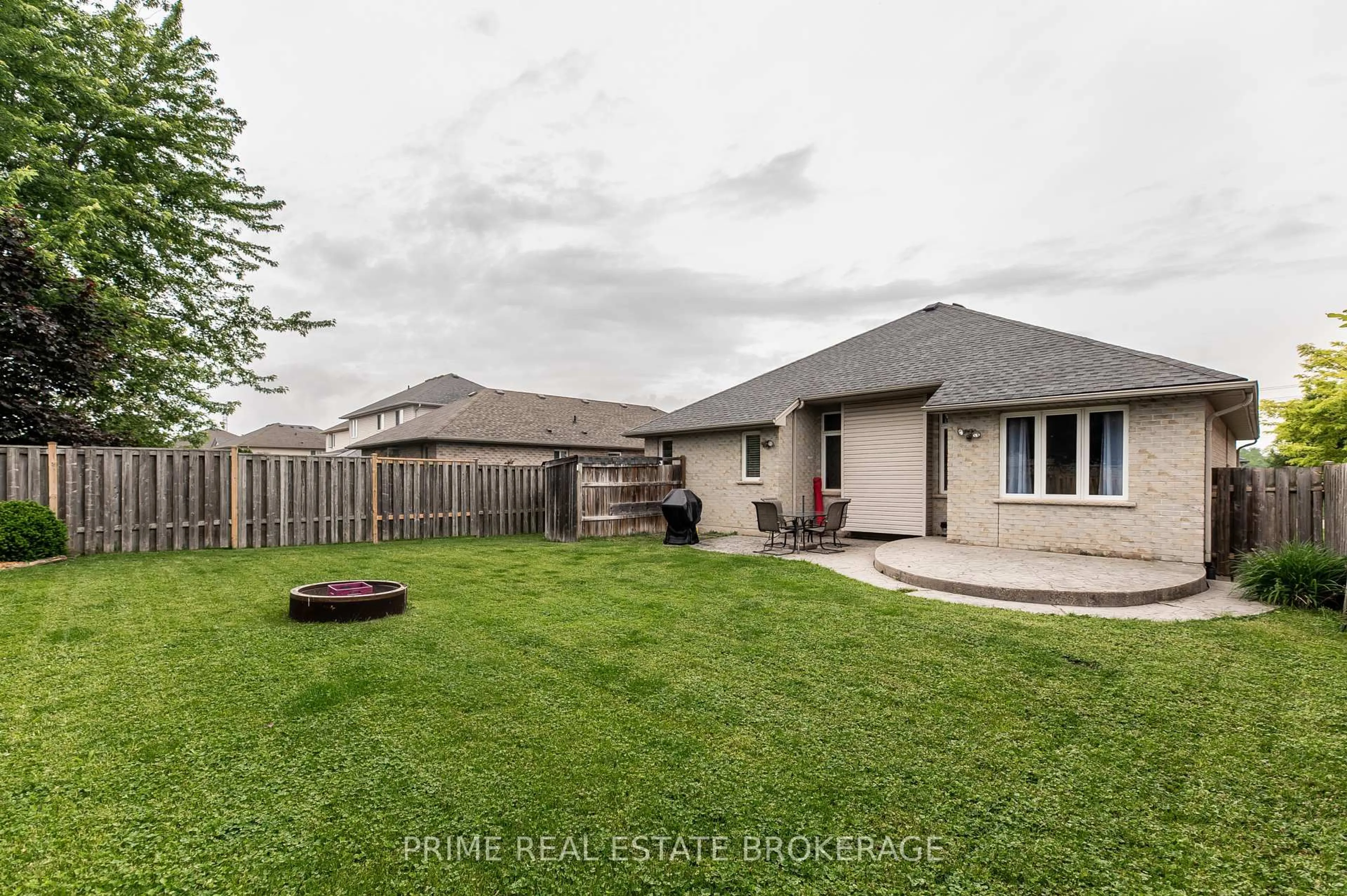 A pic from outside/outdoor area/front of a property/back of a property/a pic from drone, unknown for 44 Riverbank Dr, St. Thomas Ontario N5P 4M8