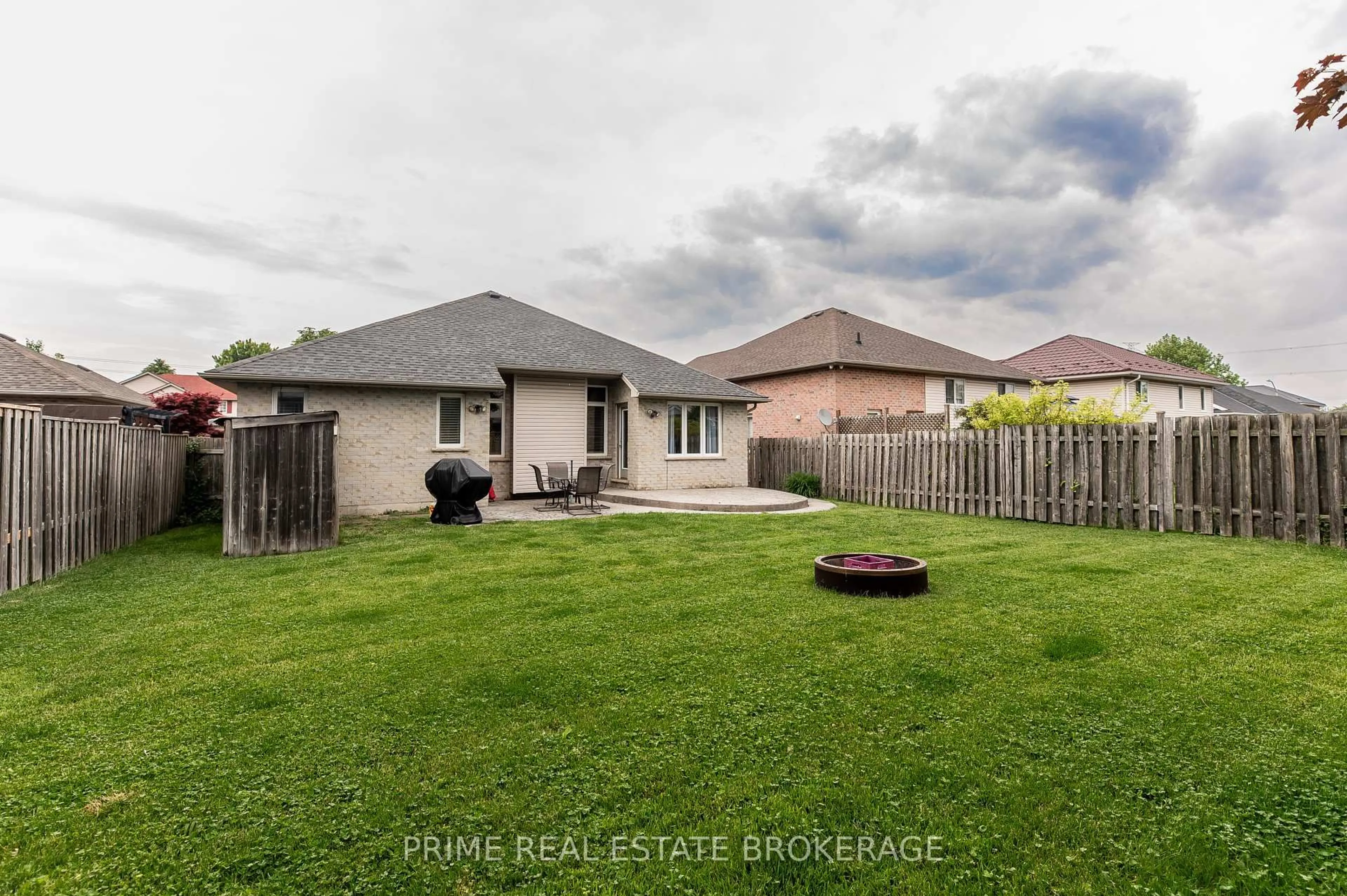 A pic from outside/outdoor area/front of a property/back of a property/a pic from drone, street for 44 Riverbank Dr, St. Thomas Ontario N5P 4M8