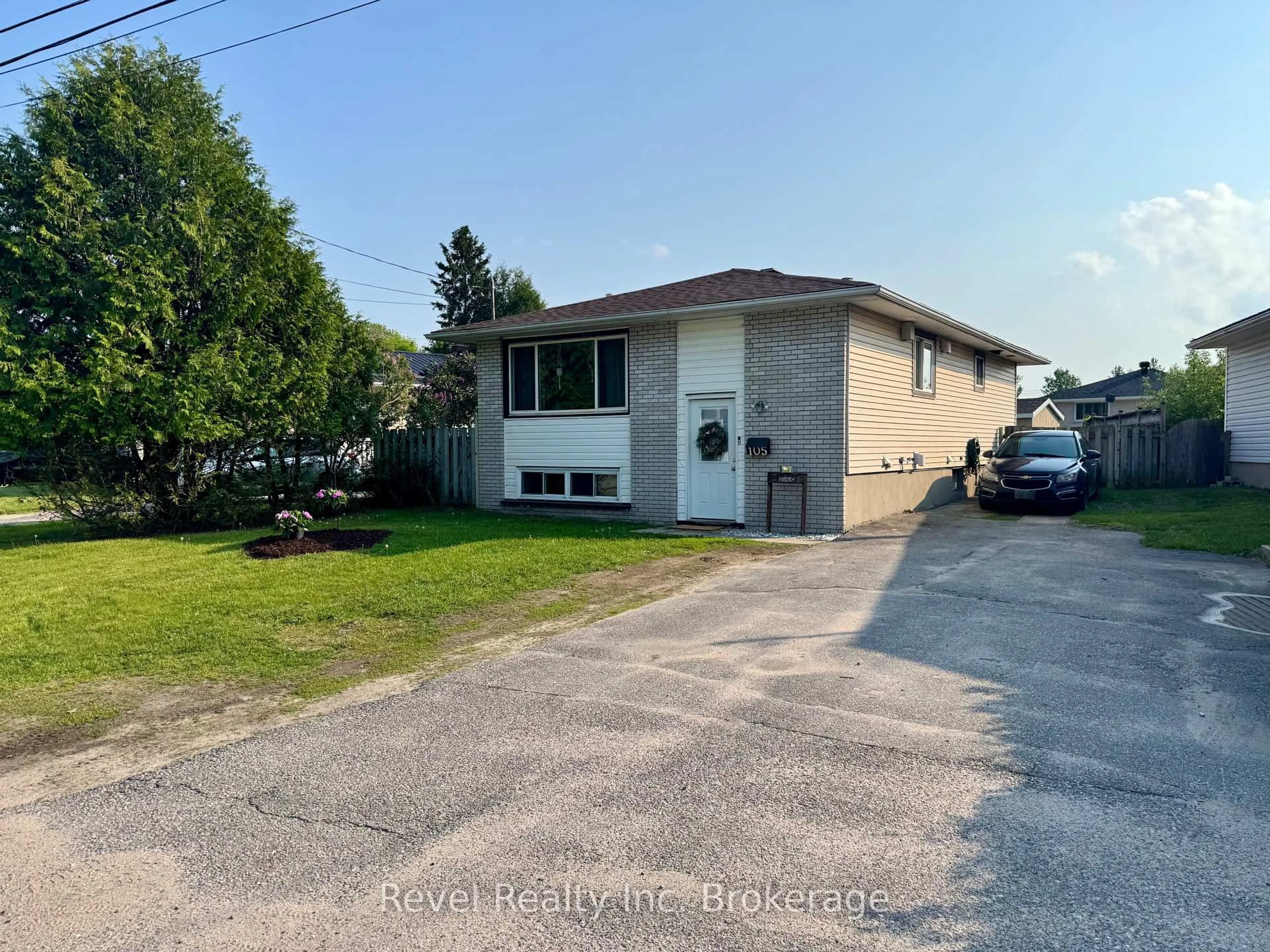 A pic from outside/outdoor area/front of a property/back of a property/a pic from drone, street for 105 Strathcona Dr, North Bay Ontario P1A 2N5
