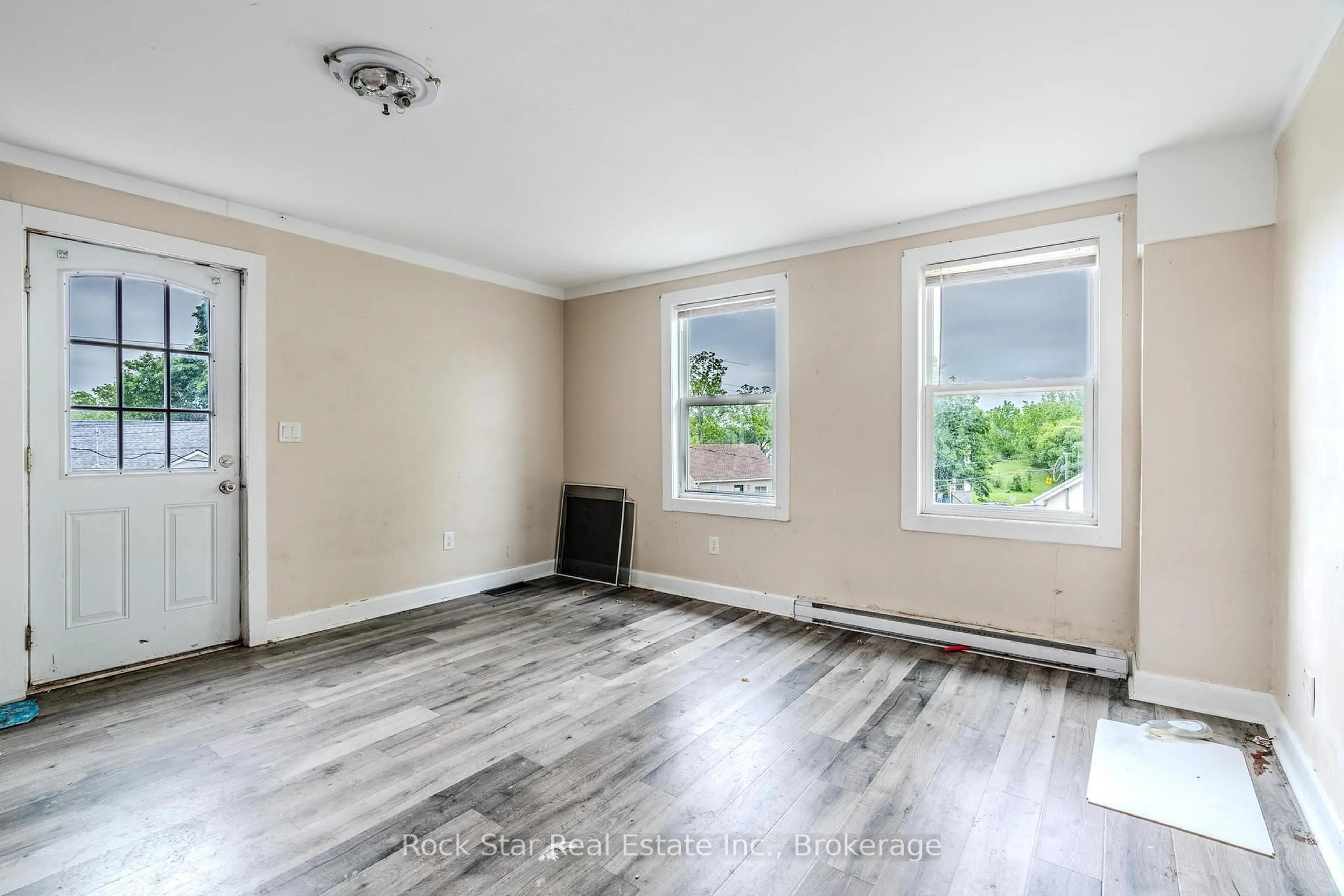 A pic of a room for 108 Niagara Falls Rd, Thorold Ontario L2V 1H4