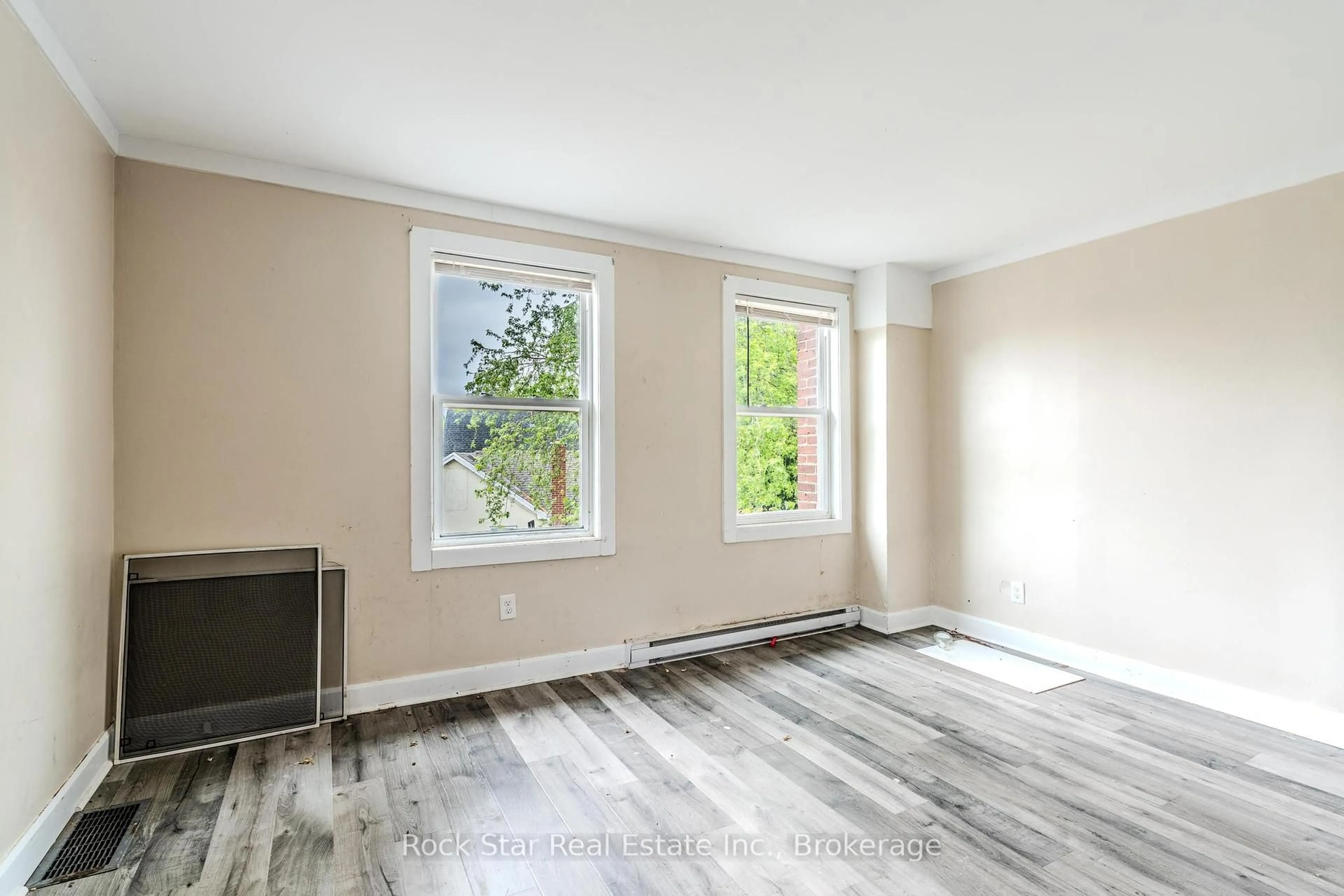 A pic of a room for 108 Niagara Falls Rd, Thorold Ontario L2V 1H4