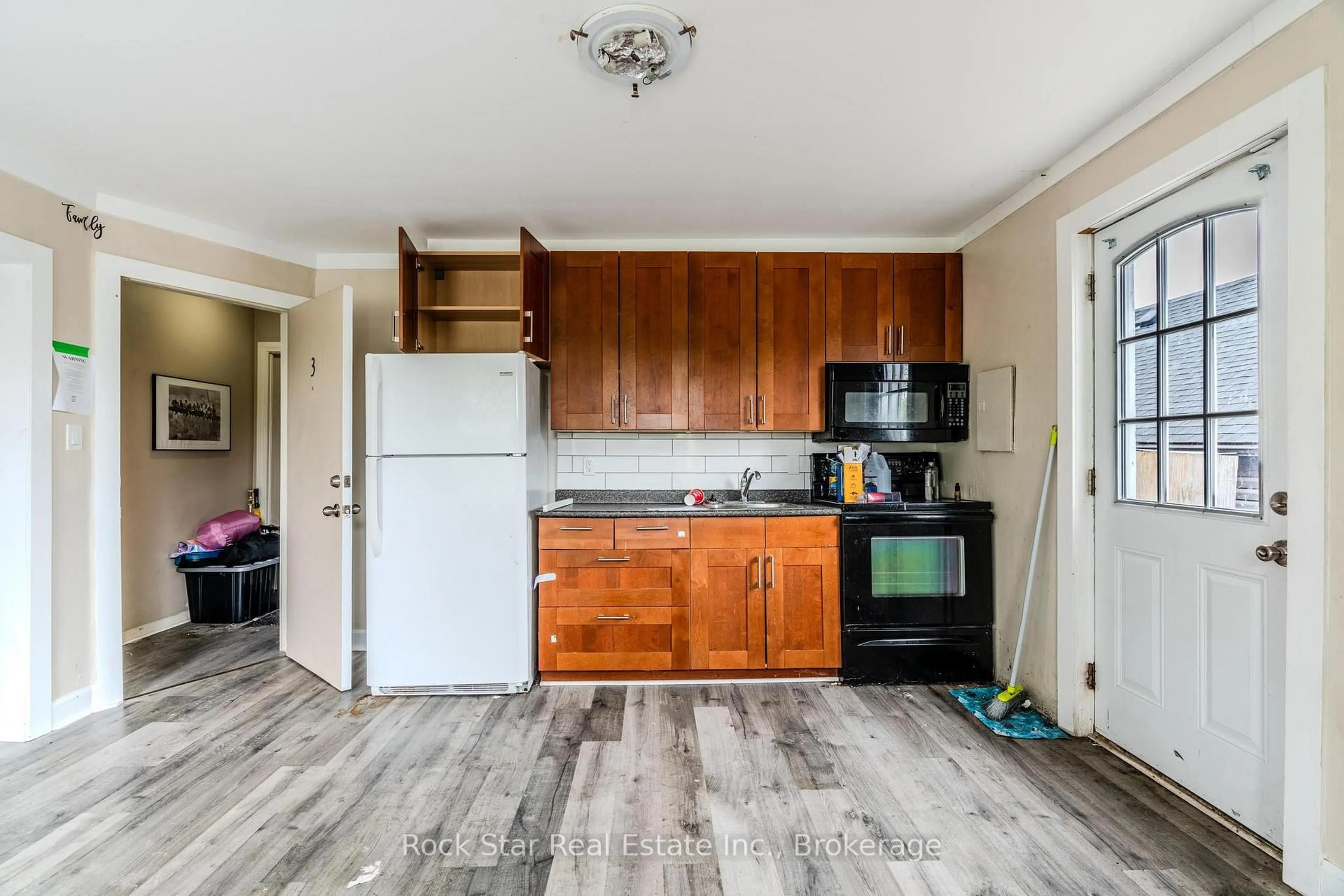 Standard kitchen, wood/laminate floor for 108 Niagara Falls Rd, Thorold Ontario L2V 1H4