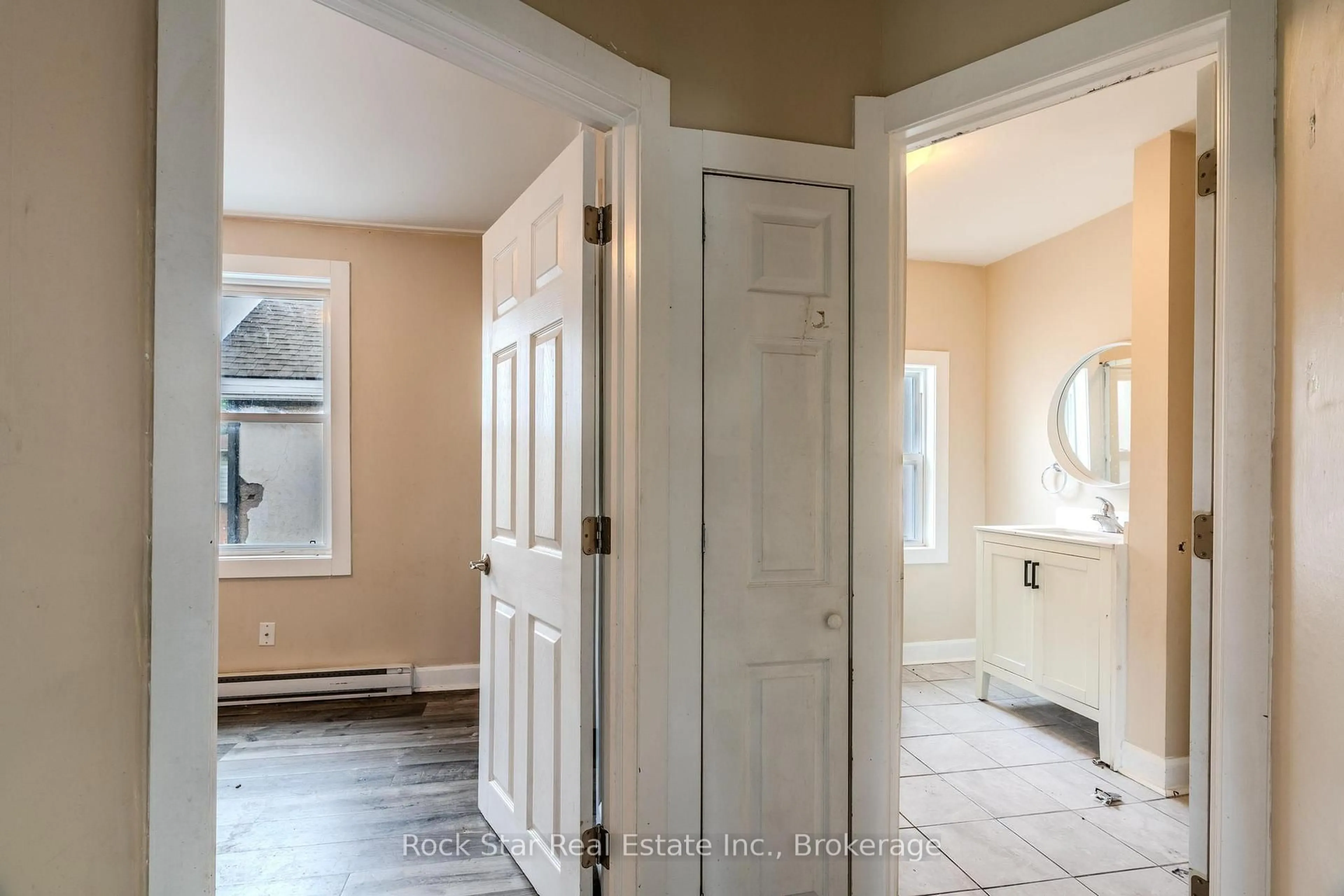 Indoor entryway for 108 Niagara Falls Rd, Thorold Ontario L2V 1H4