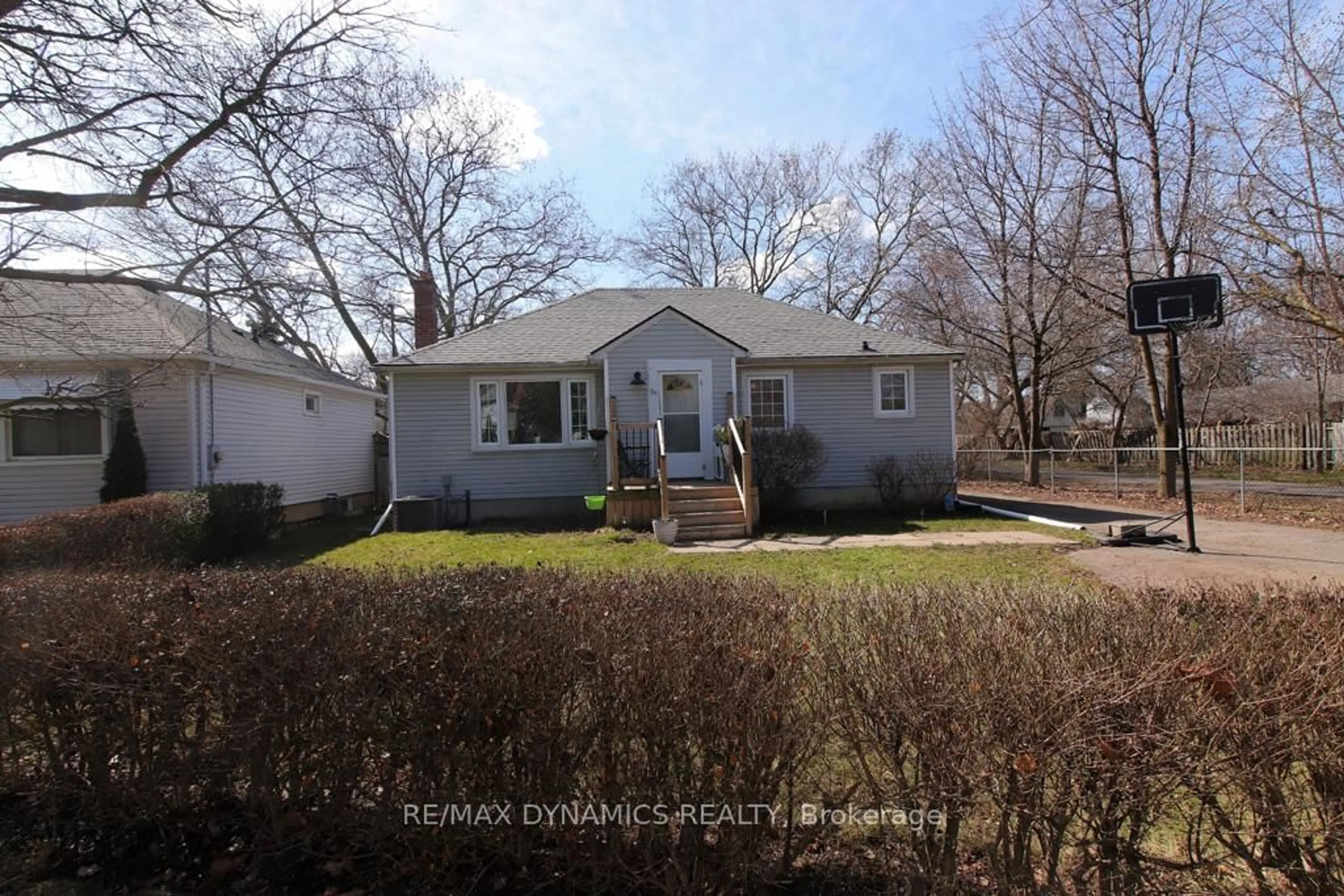 Home with vinyl exterior material, street for 26 Beamer Ave, St. Catharines Ontario L2M 2L3