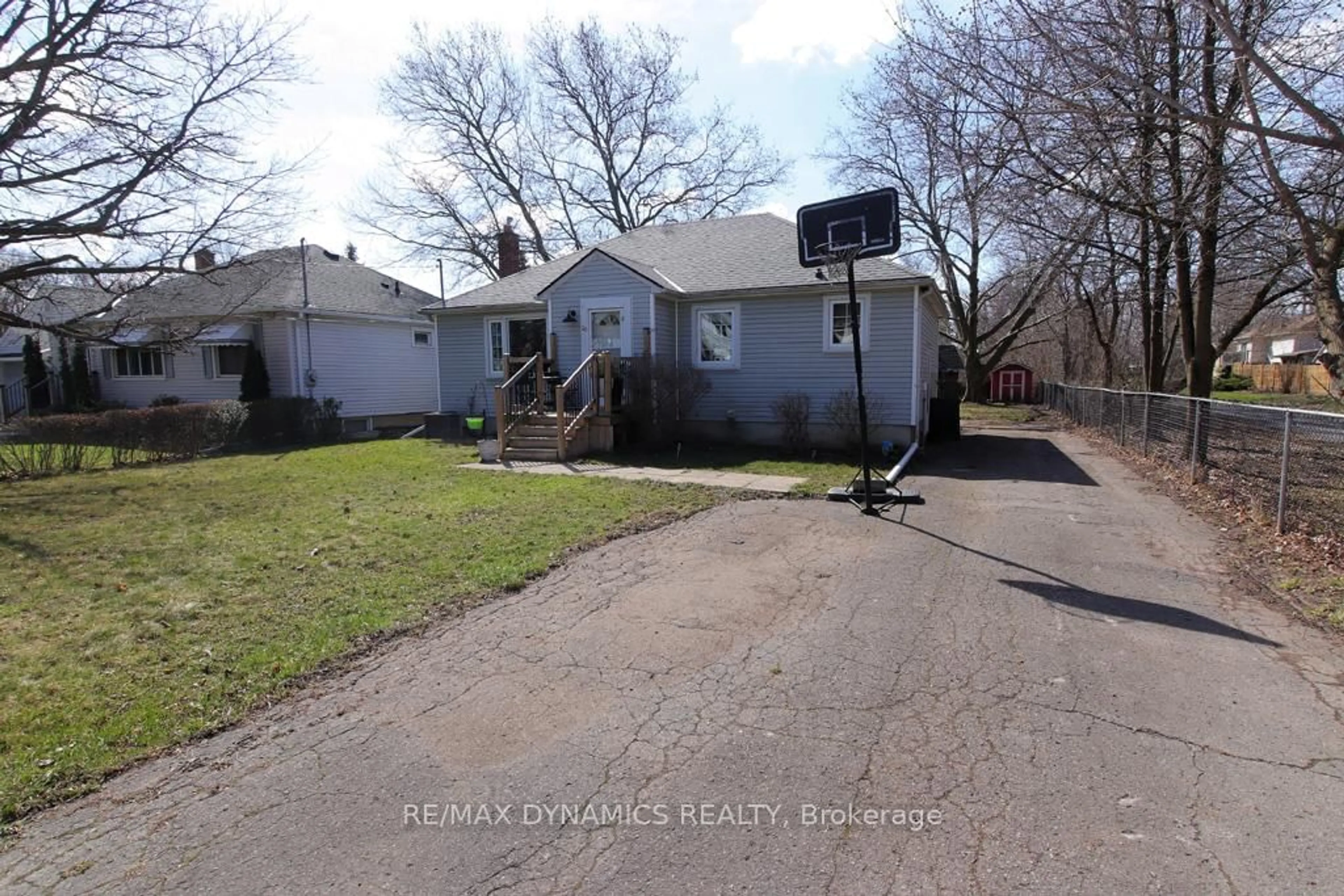 A pic from outside/outdoor area/front of a property/back of a property/a pic from drone, street for 26 Beamer Ave, St. Catharines Ontario L2M 2L3