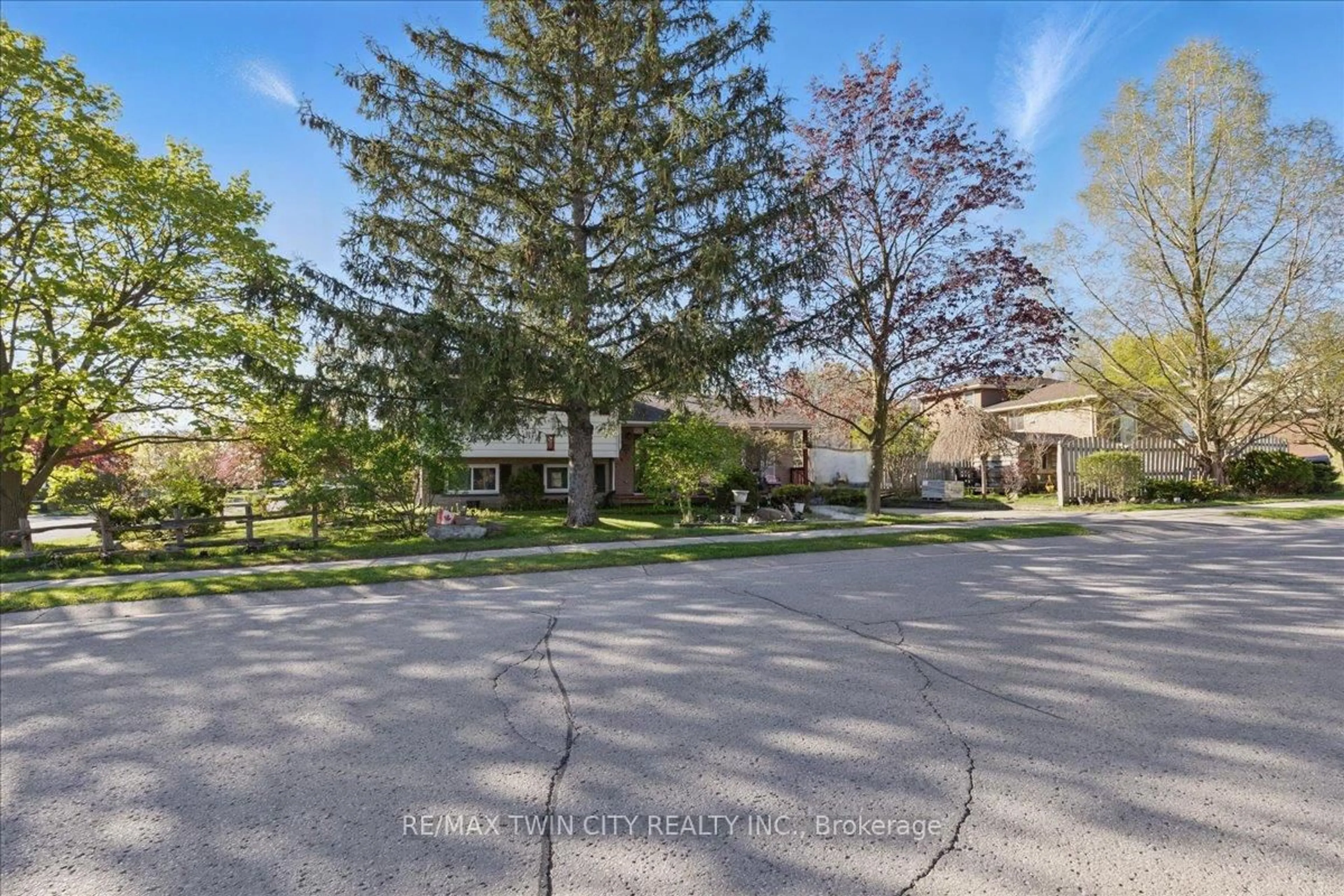 A pic from outside/outdoor area/front of a property/back of a property/a pic from drone, street for 121 Melita St, Ingersoll Ontario N5C 3T3