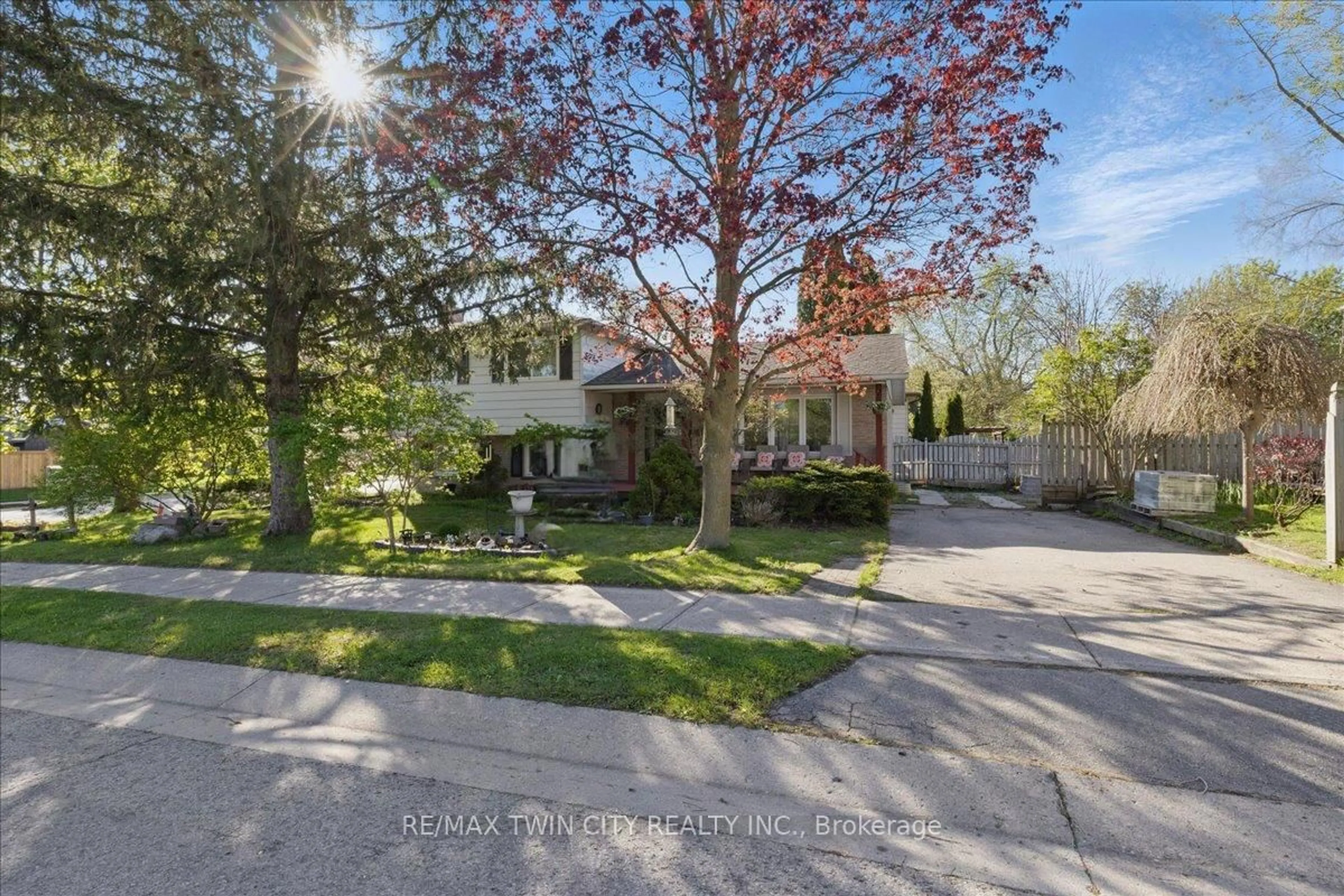 A pic from outside/outdoor area/front of a property/back of a property/a pic from drone, street for 121 Melita St, Ingersoll Ontario N5C 3T3