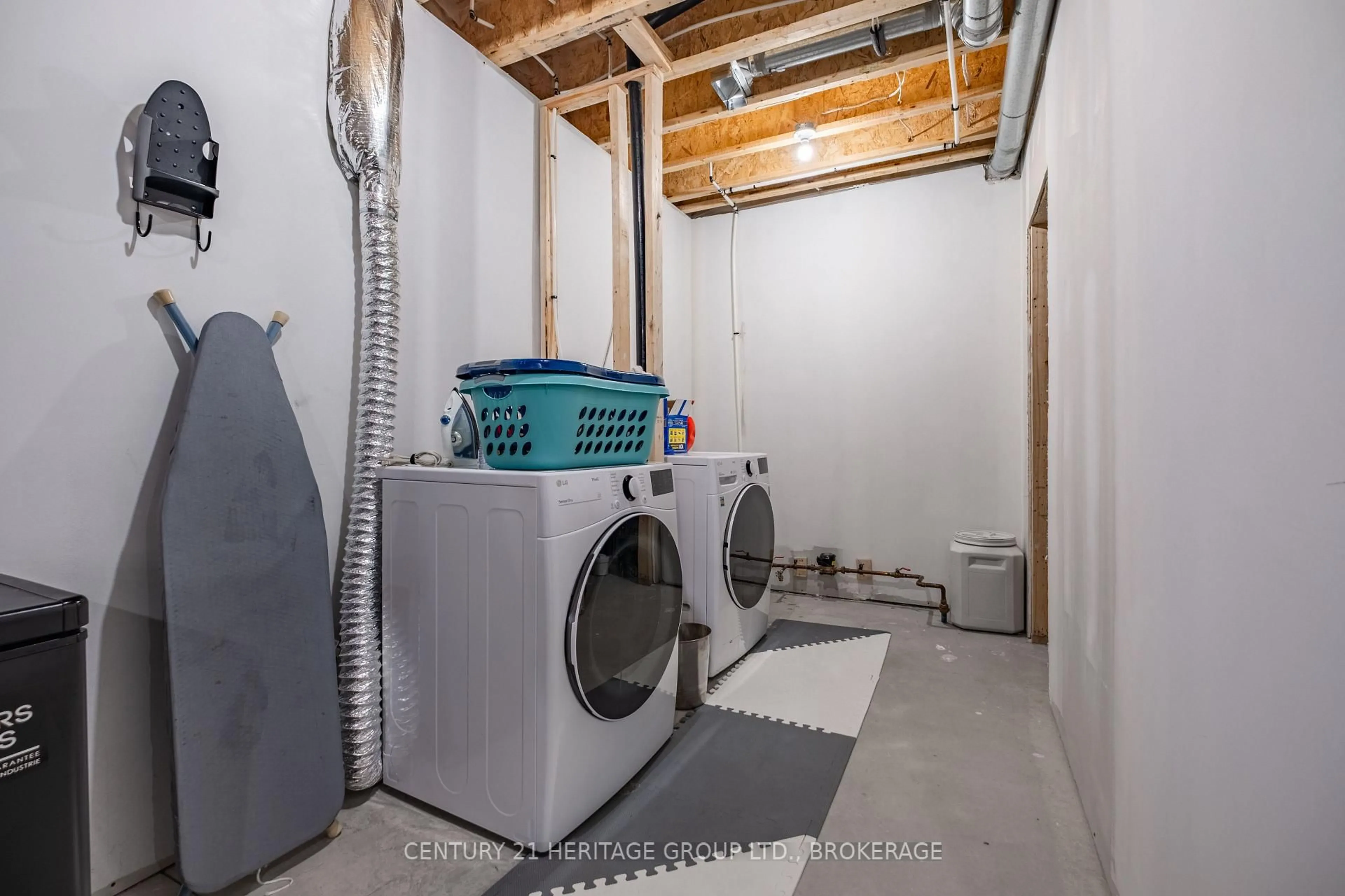 Laundry room for 68 Potter Dr, Bissett Creek Ontario K0H 2H0