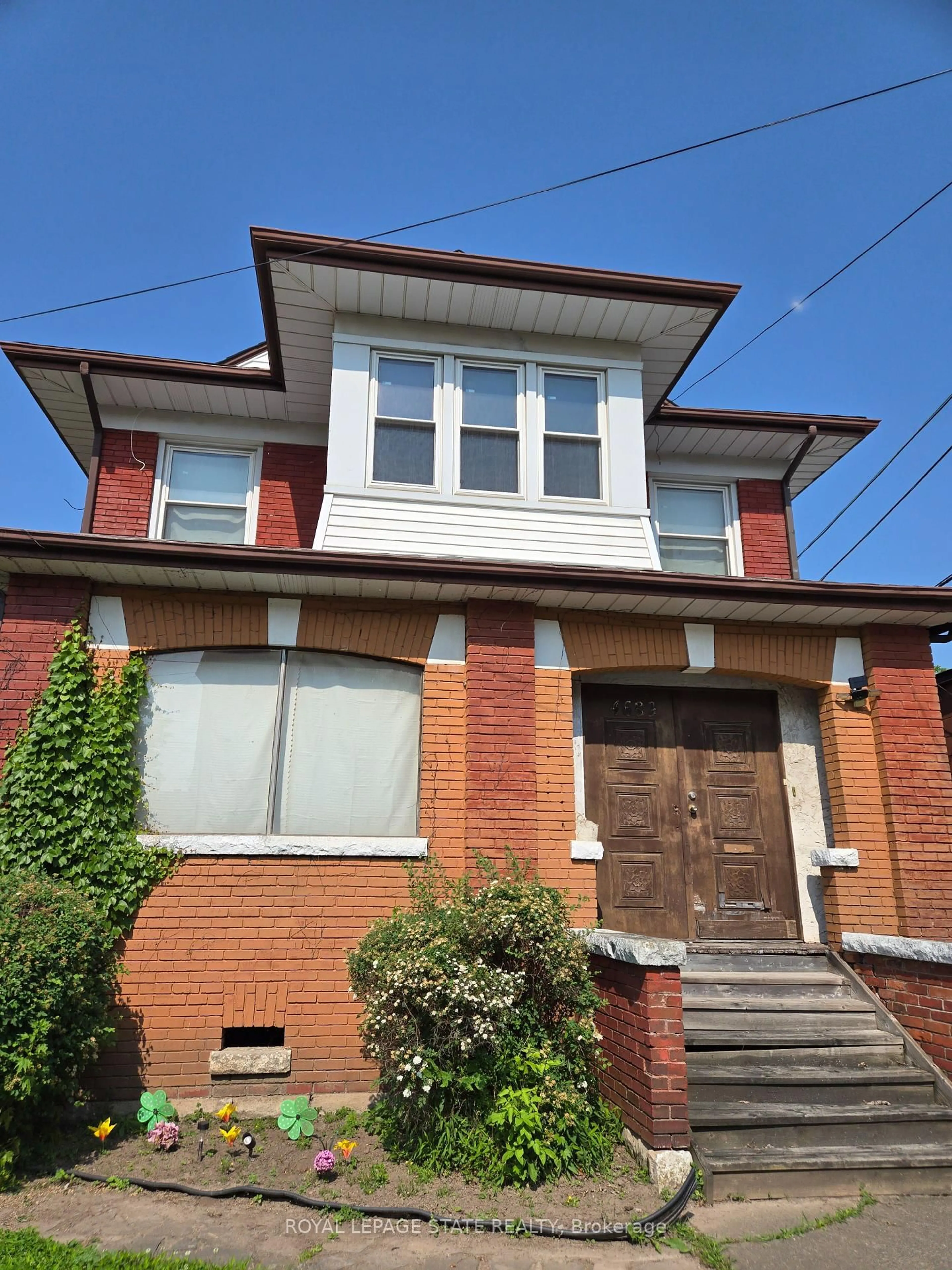 Home with brick exterior material, building for 4689 Crysler Ave, Niagara Falls Ontario L2E 3V7