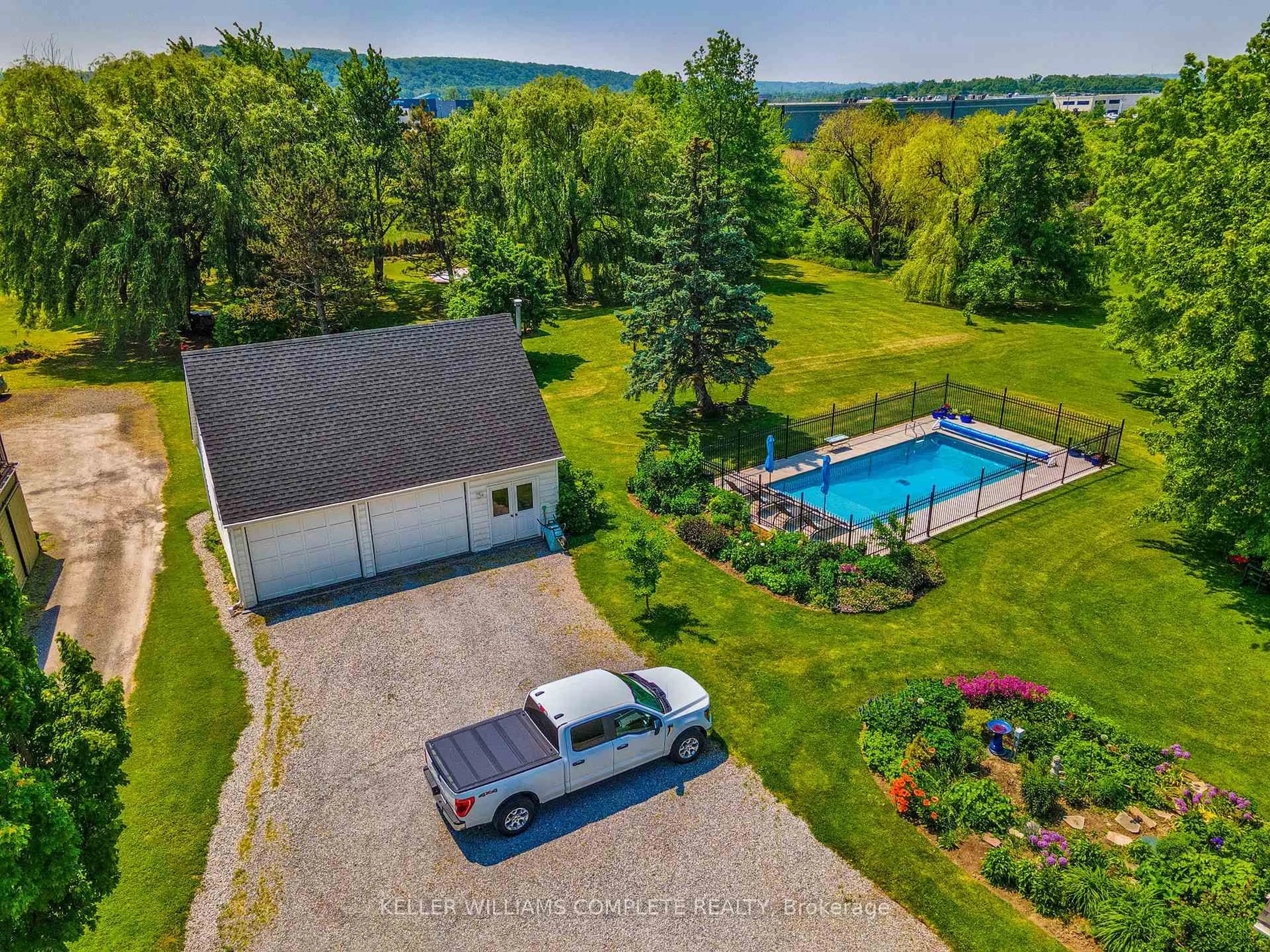 A pic from outside/outdoor area/front of a property/back of a property/a pic from drone, water/lake/river/ocean view for 519 Queenston Rd, Niagara-on-the-Lake Ontario L0S 1J0