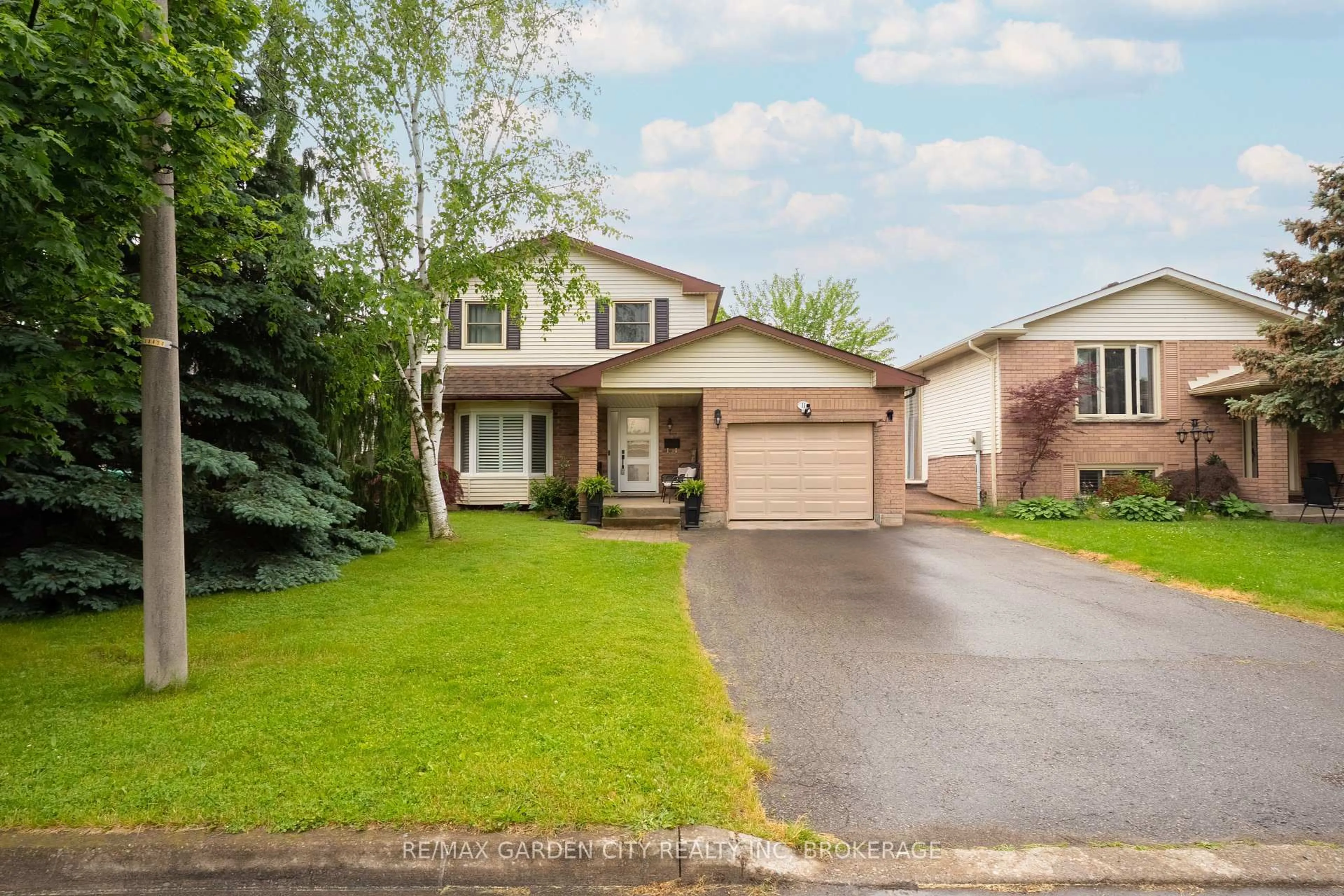 Home with brick exterior material, street for 11 Vintage Cres, St. Catharines Ontario L2S 3C1