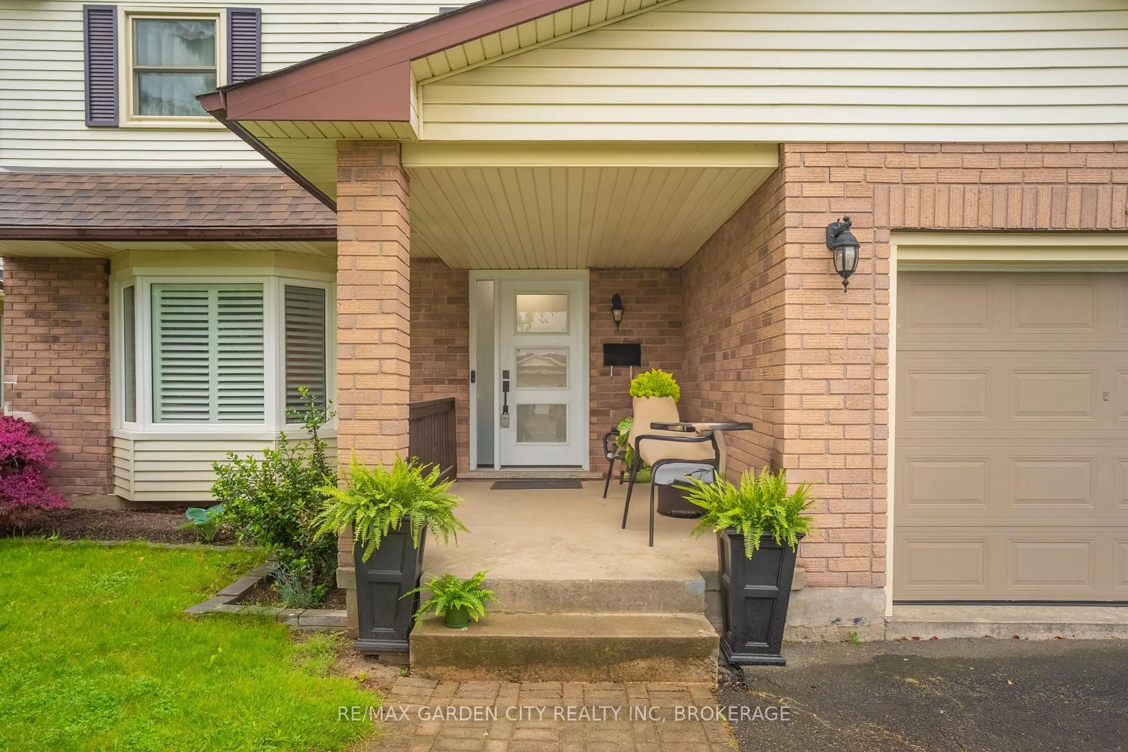Patio, street for 11 Vintage Cres, St. Catharines Ontario L2S 3C1