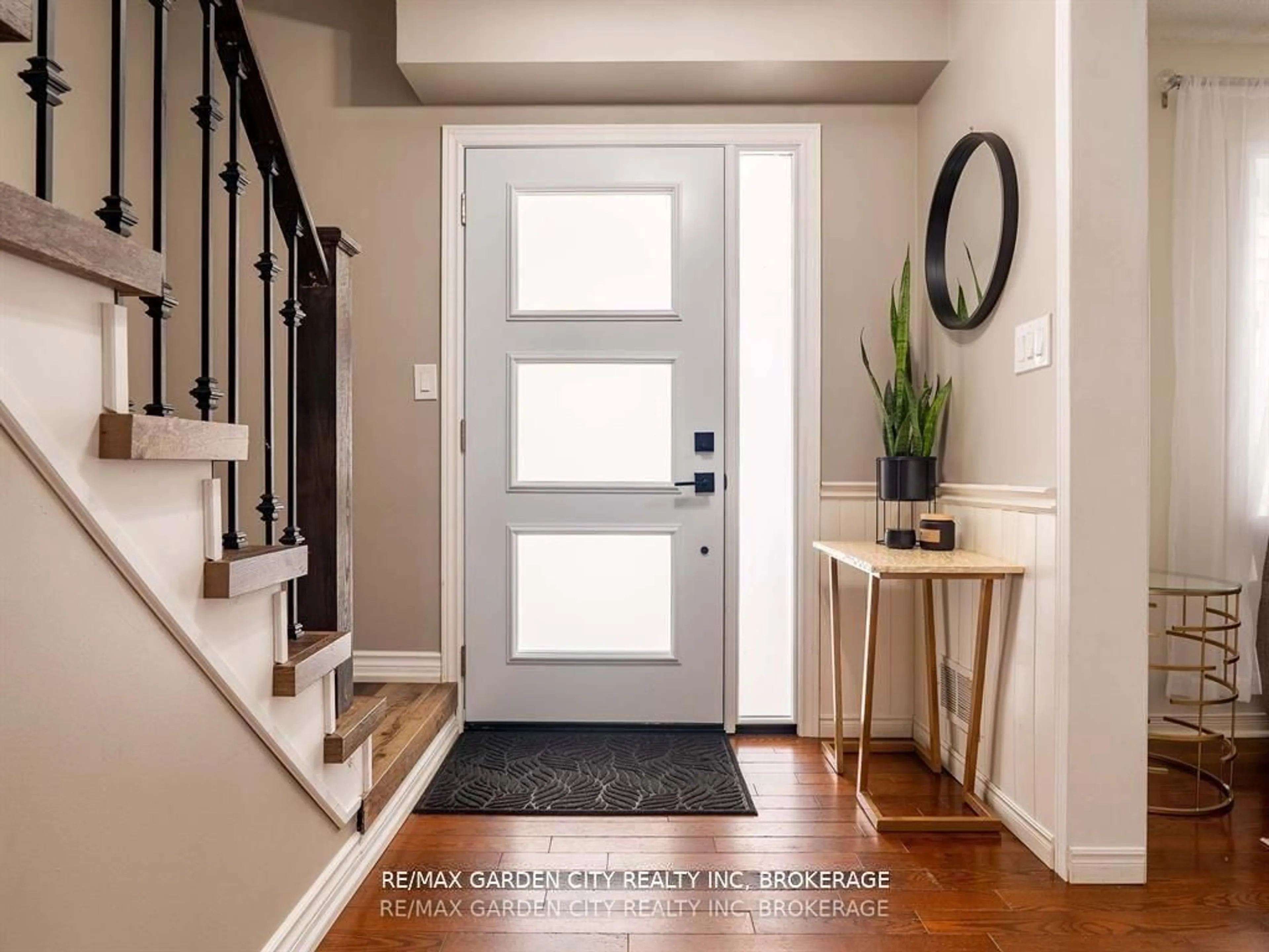 Indoor entryway for 11 Vintage Cres, St. Catharines Ontario L2S 3C1