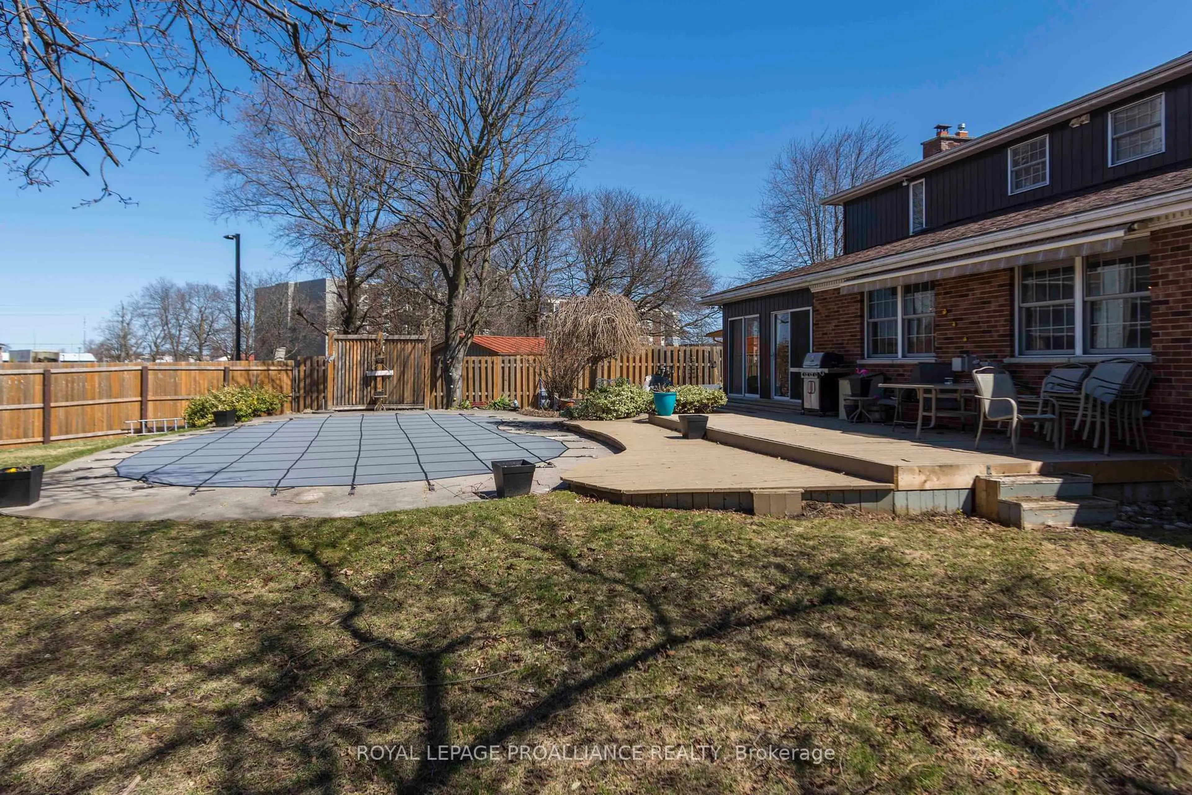 Patio, street for 20 Hope Cres, Belleville Ontario K8P 4S2