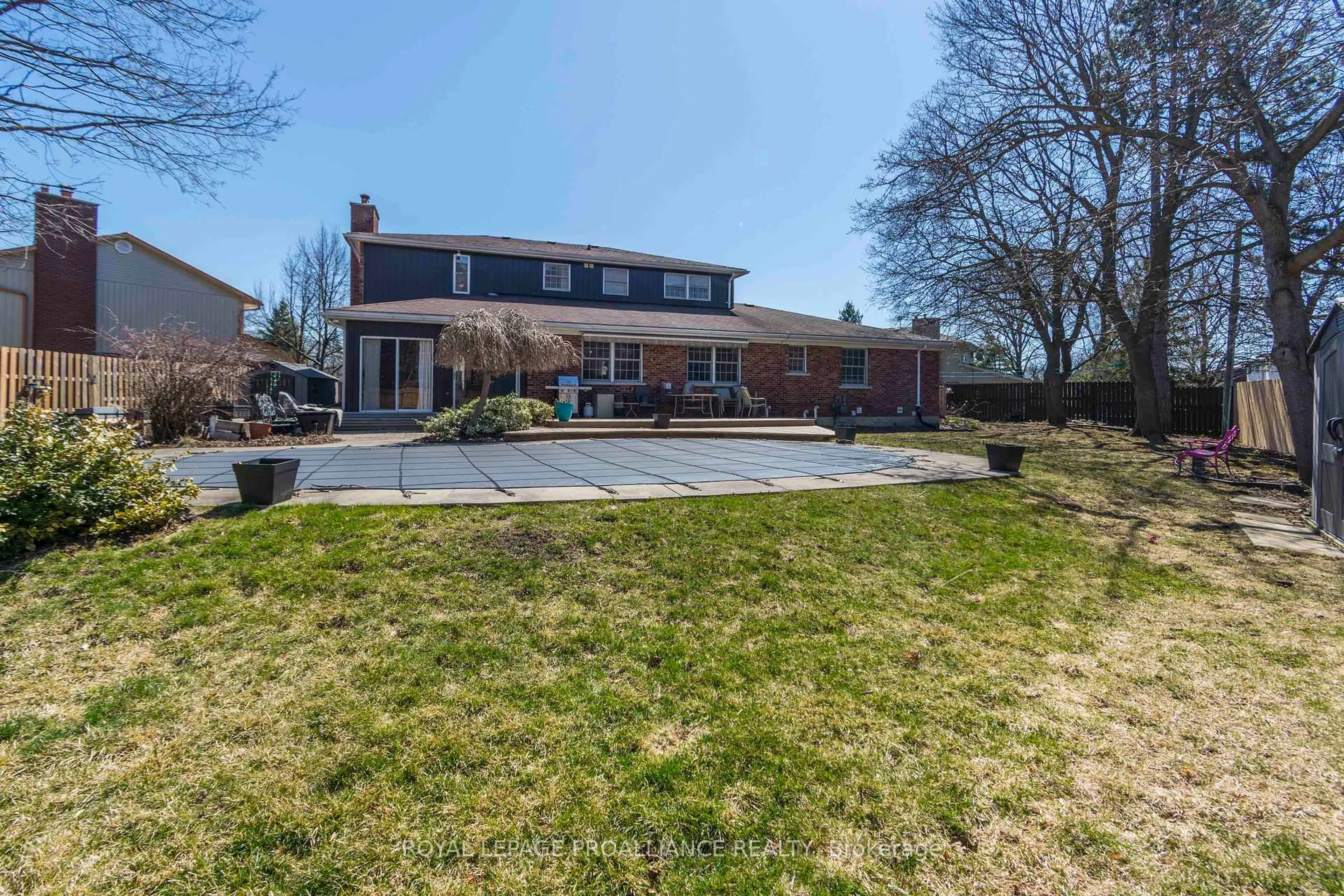 A pic from outside/outdoor area/front of a property/back of a property/a pic from drone, street for 20 Hope Cres, Belleville Ontario K8P 4S2