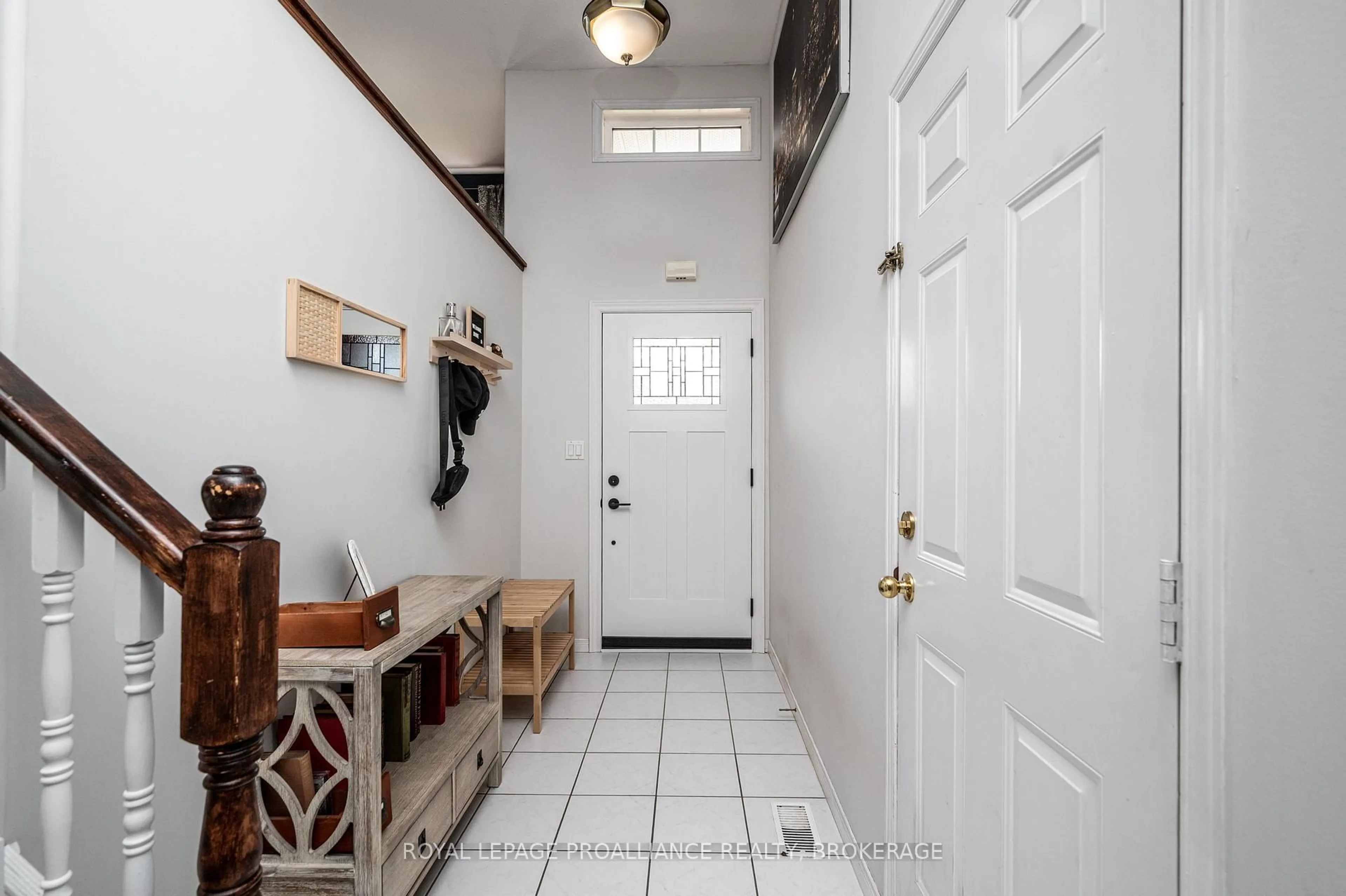 Indoor entryway for 94 Dalgleish Ave, Kingston Ontario K7K 7E1