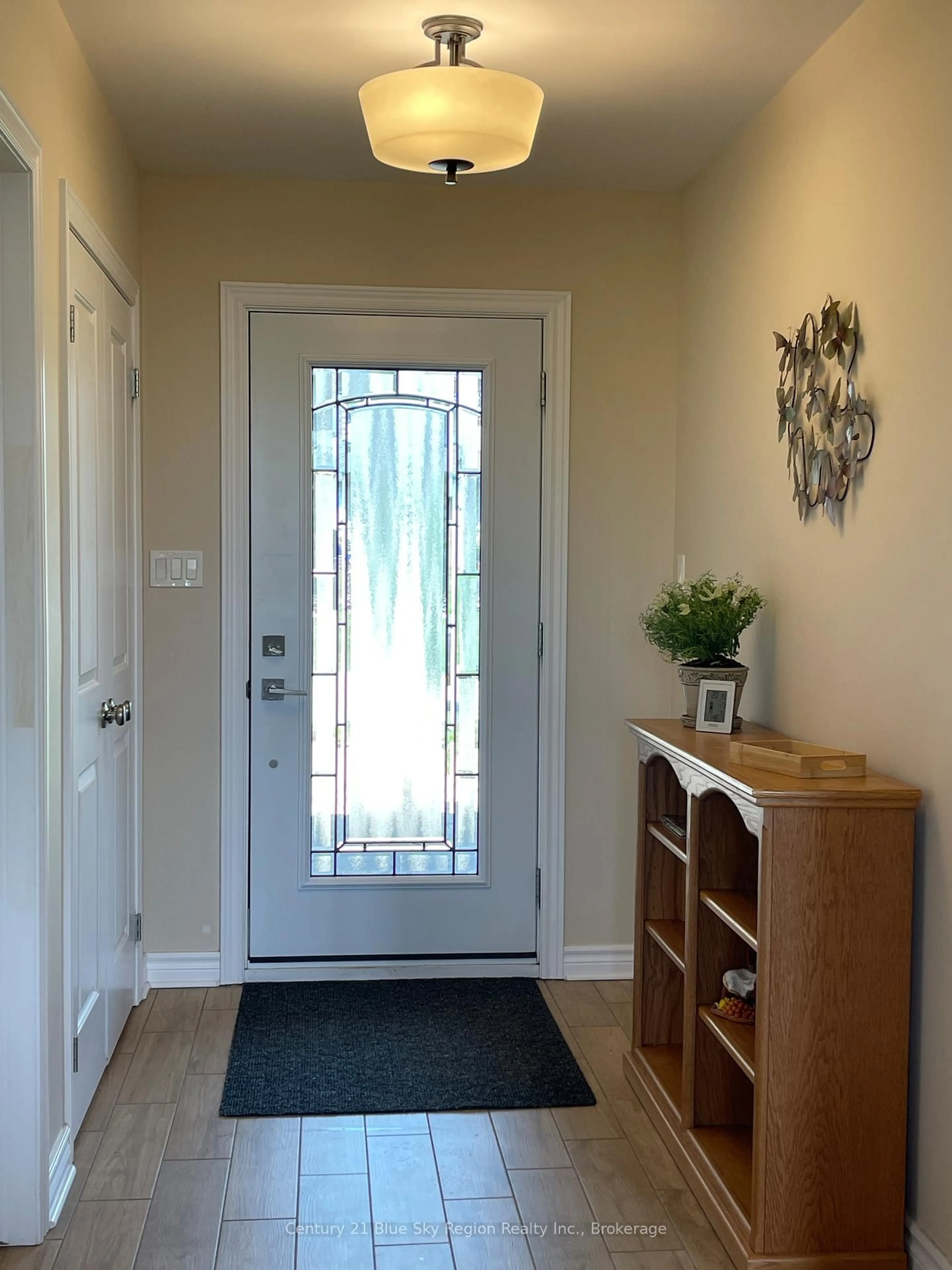 Indoor entryway for 9 Zephyr Hts, North Bay Ontario P1A 0E9