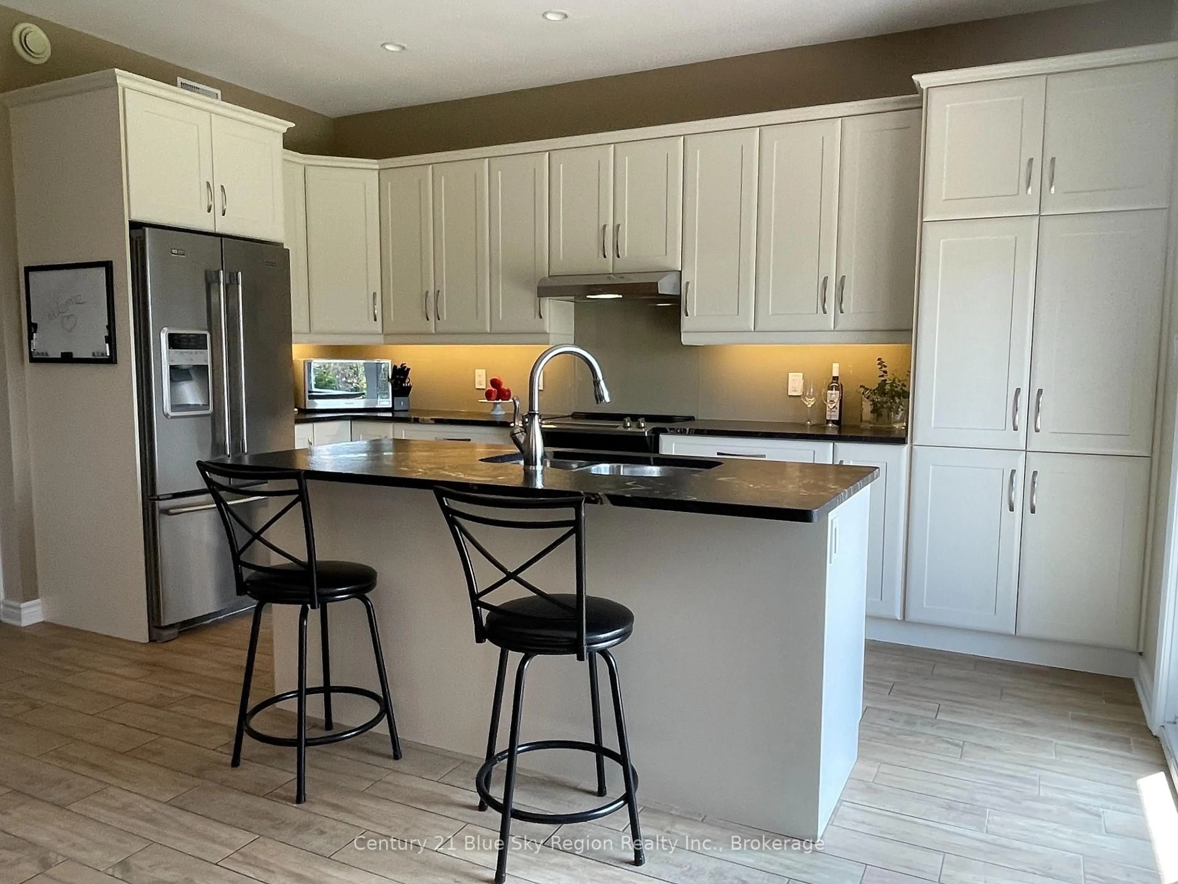 Open concept kitchen, ceramic/tile floor for 9 Zephyr Hts, North Bay Ontario P1A 0E9