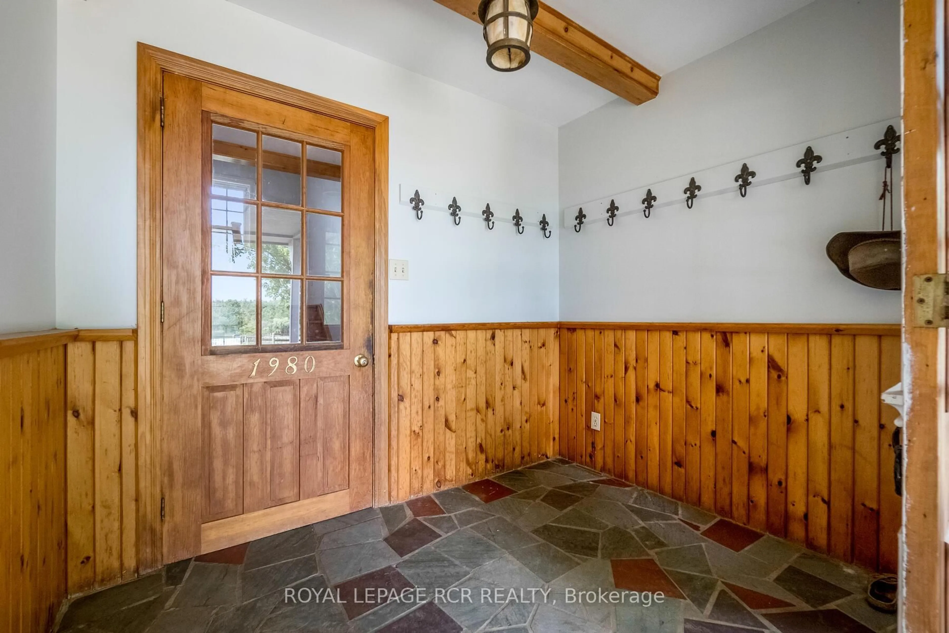 Indoor entryway for 5031 Sixth Line, Erin Ontario L7J 2L8