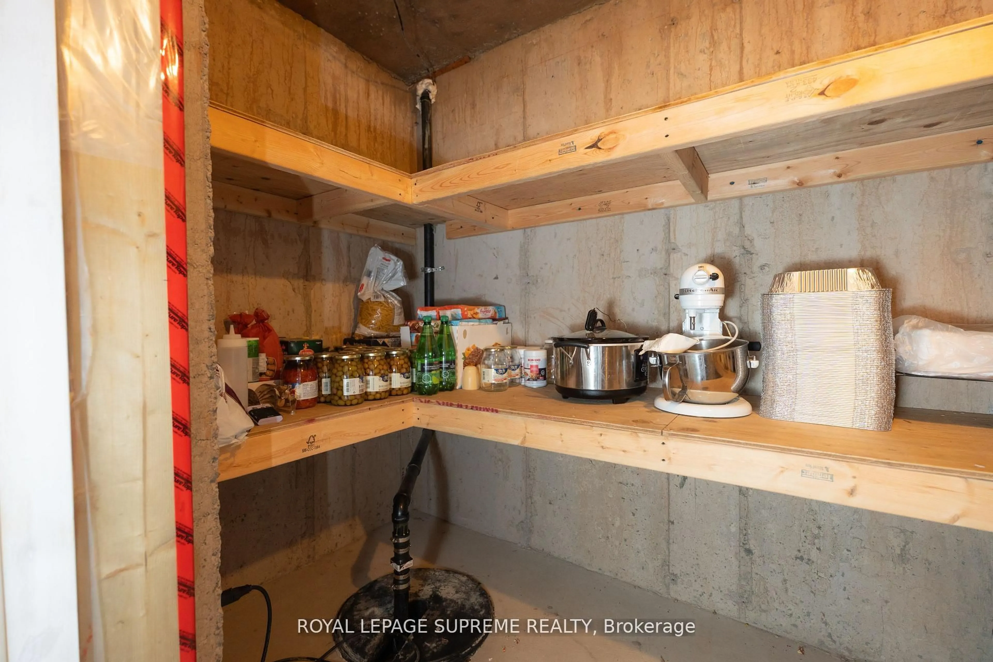 Standard kitchen, unknown for 31 1/2 Thorold Rd, Welland Ontario L3C 3T3