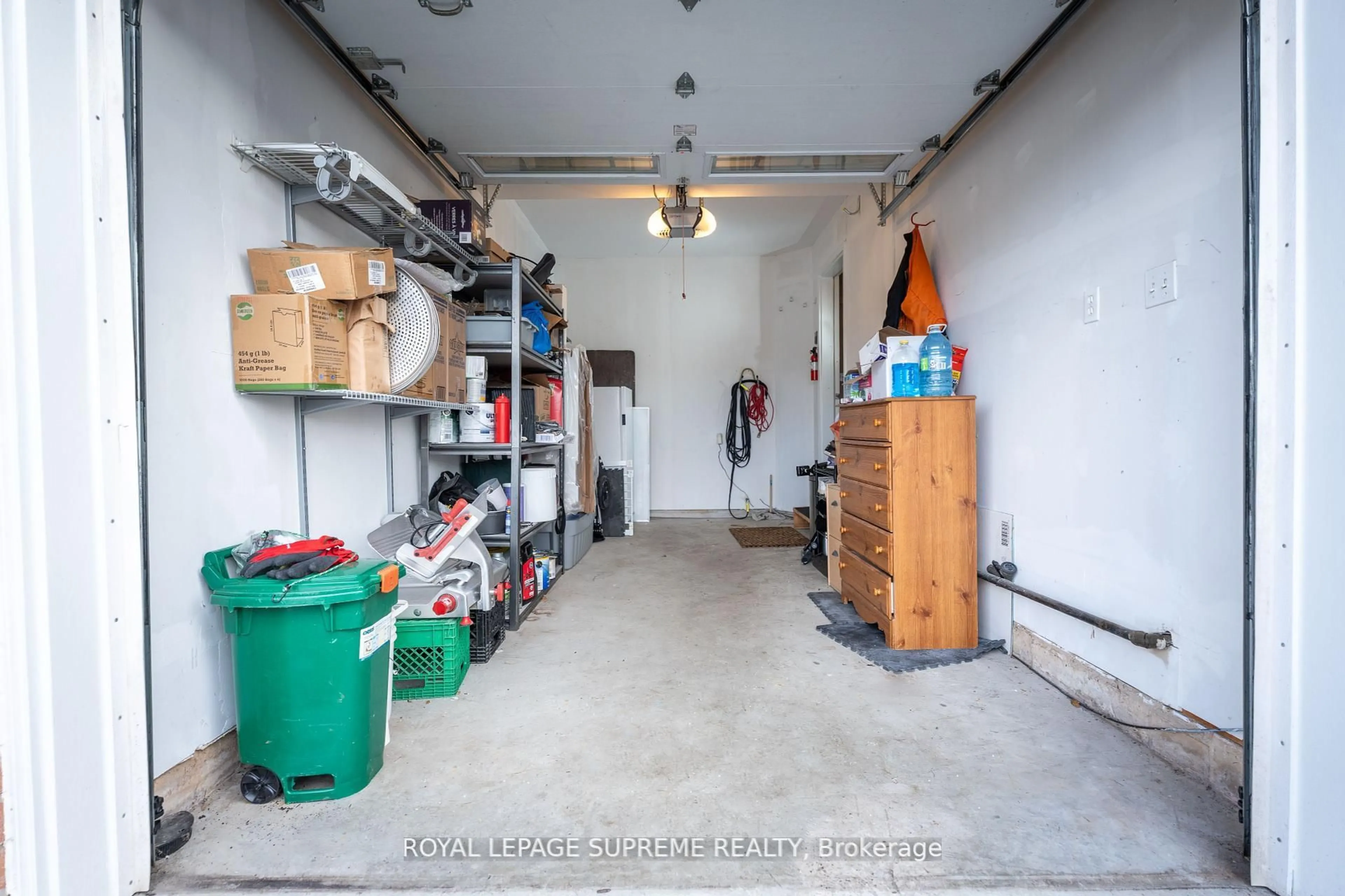 Indoor garage for 31 1/2 Thorold Rd, Welland Ontario L3C 3T3