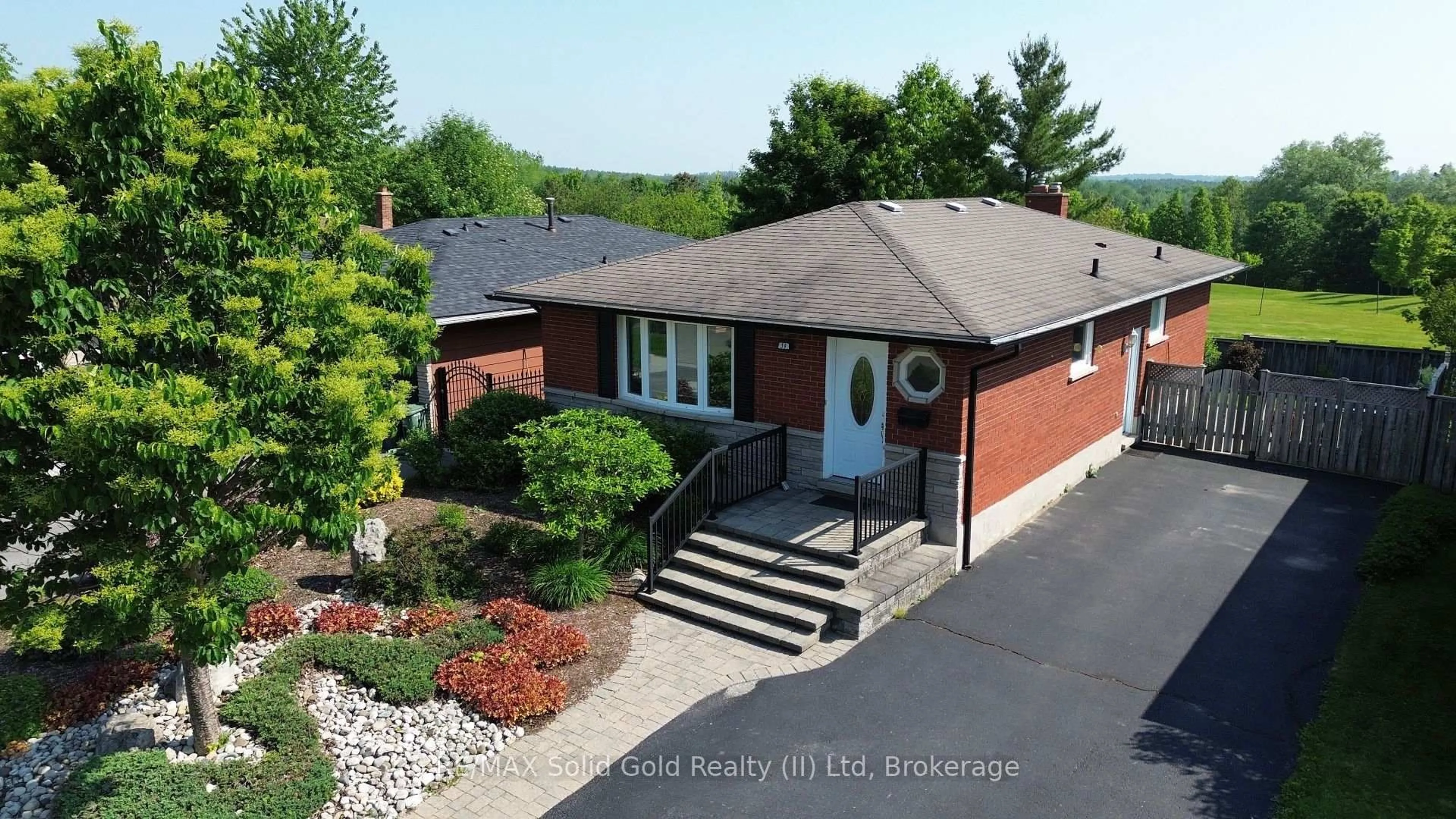 A pic from outside/outdoor area/front of a property/back of a property/a pic from drone, unknown for 39 Muskoka Dr, Guelph Ontario N1E 3M8